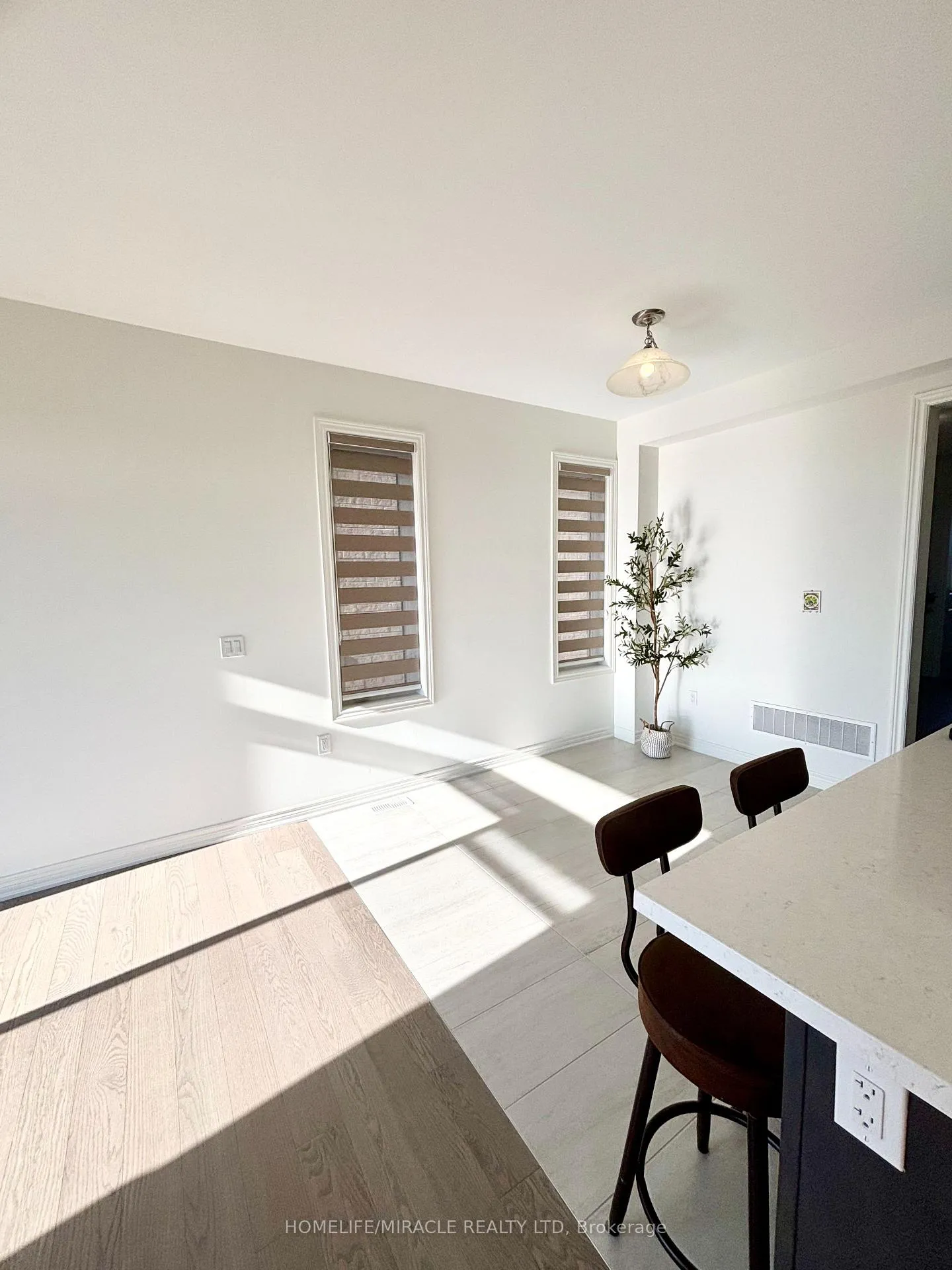 Photo 10 of 103 Picardy Drive, Hamilton, Stoney Creek Mountain — HOMEH