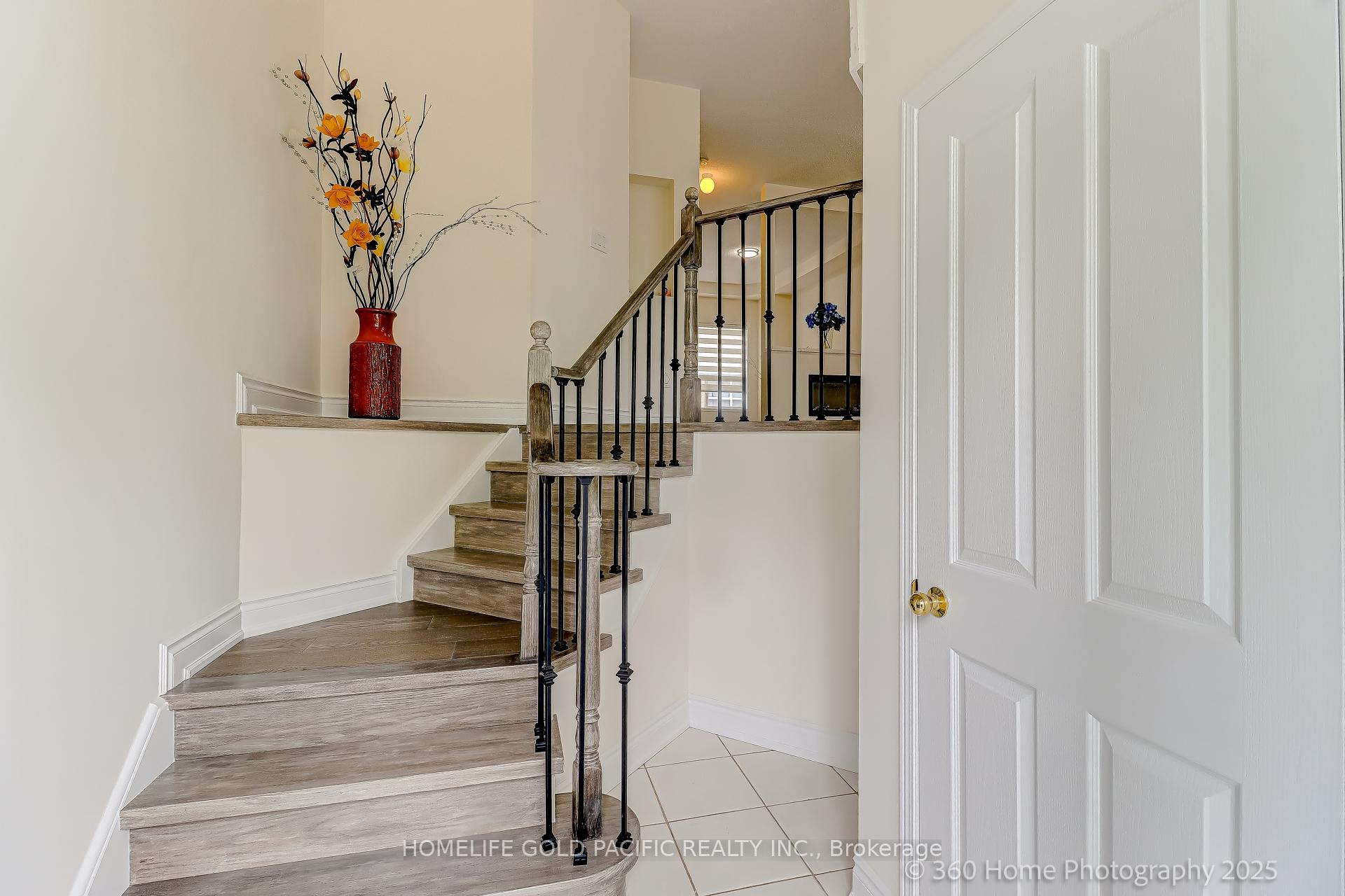 Photo 2 of 17 Mccaul Street, Markham, Berczy — HOMEH