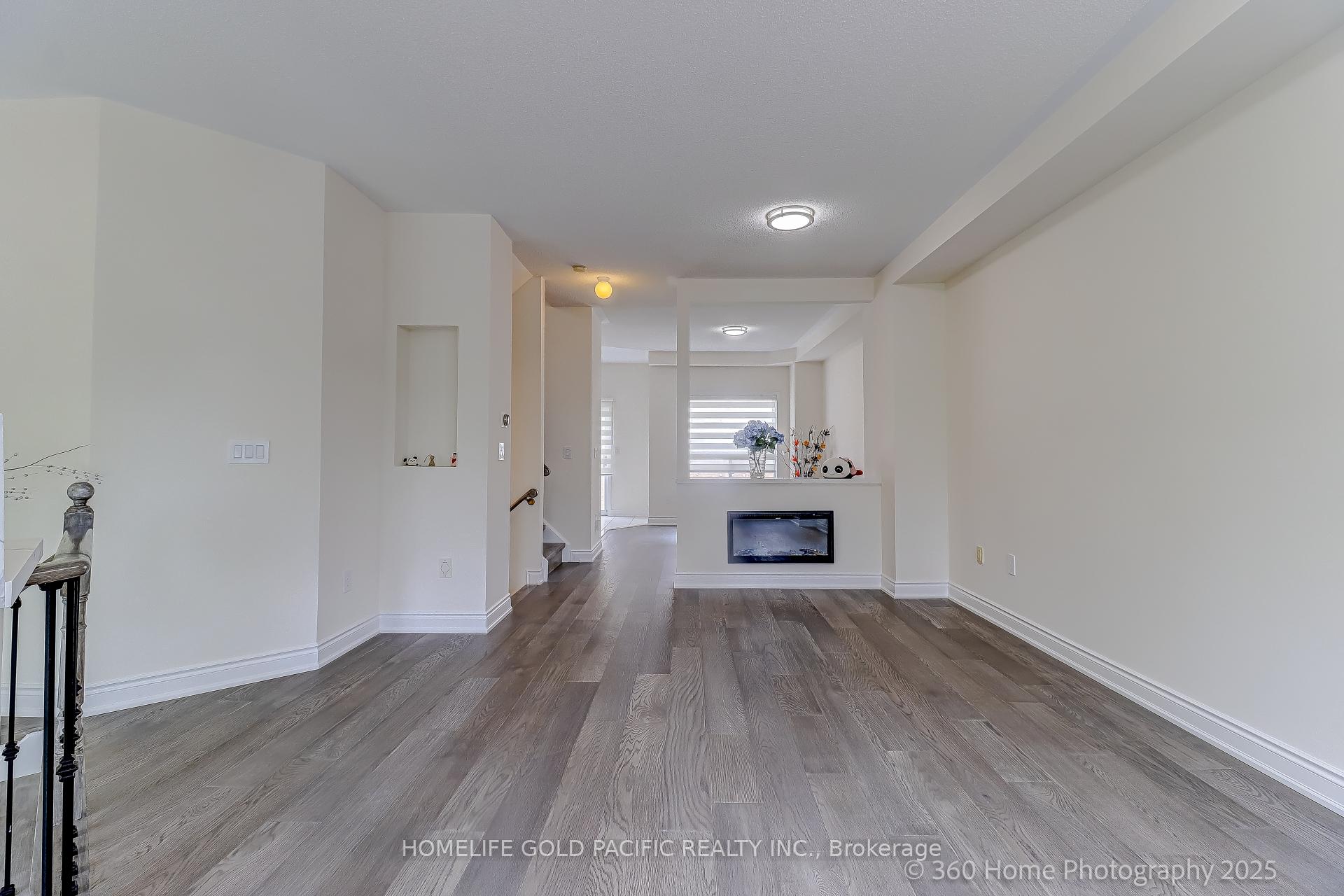 Photo 4 of 17 Mccaul Street, Markham, Berczy — HOMEH