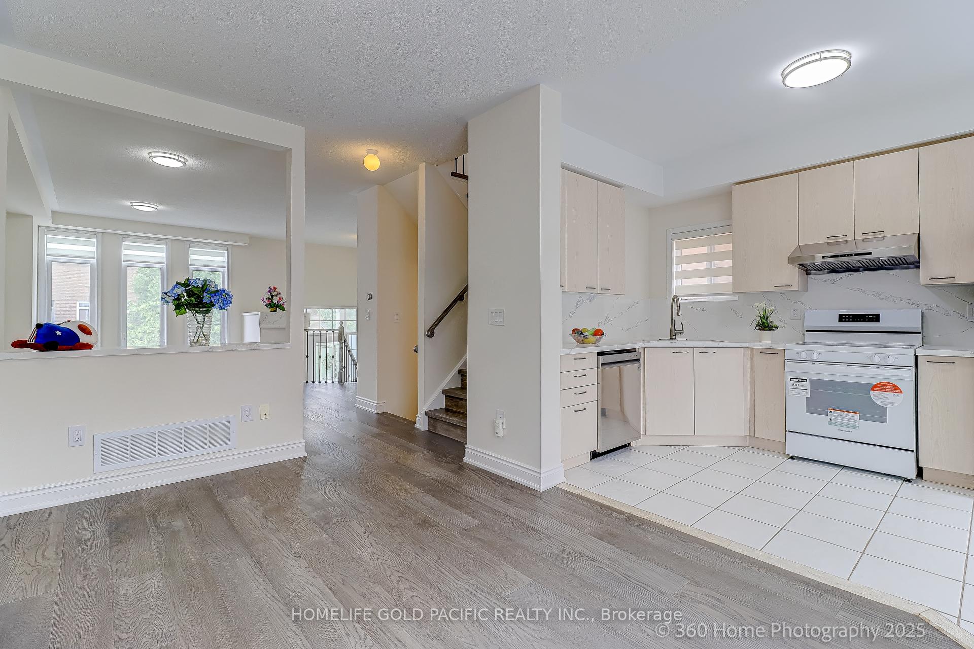 Photo 10 of 17 Mccaul Street, Markham, Berczy — HOMEH