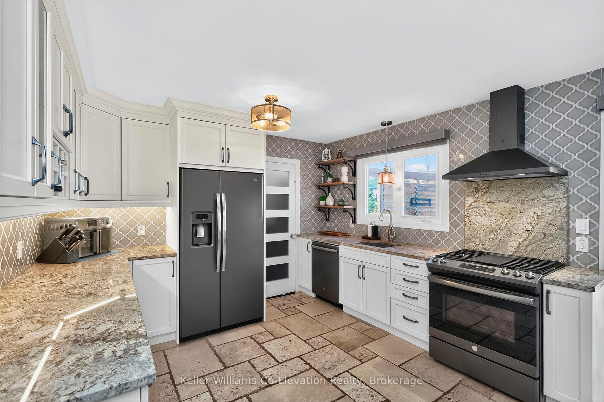Photo 7 of 768 Bay Street, Midland — HOMEH