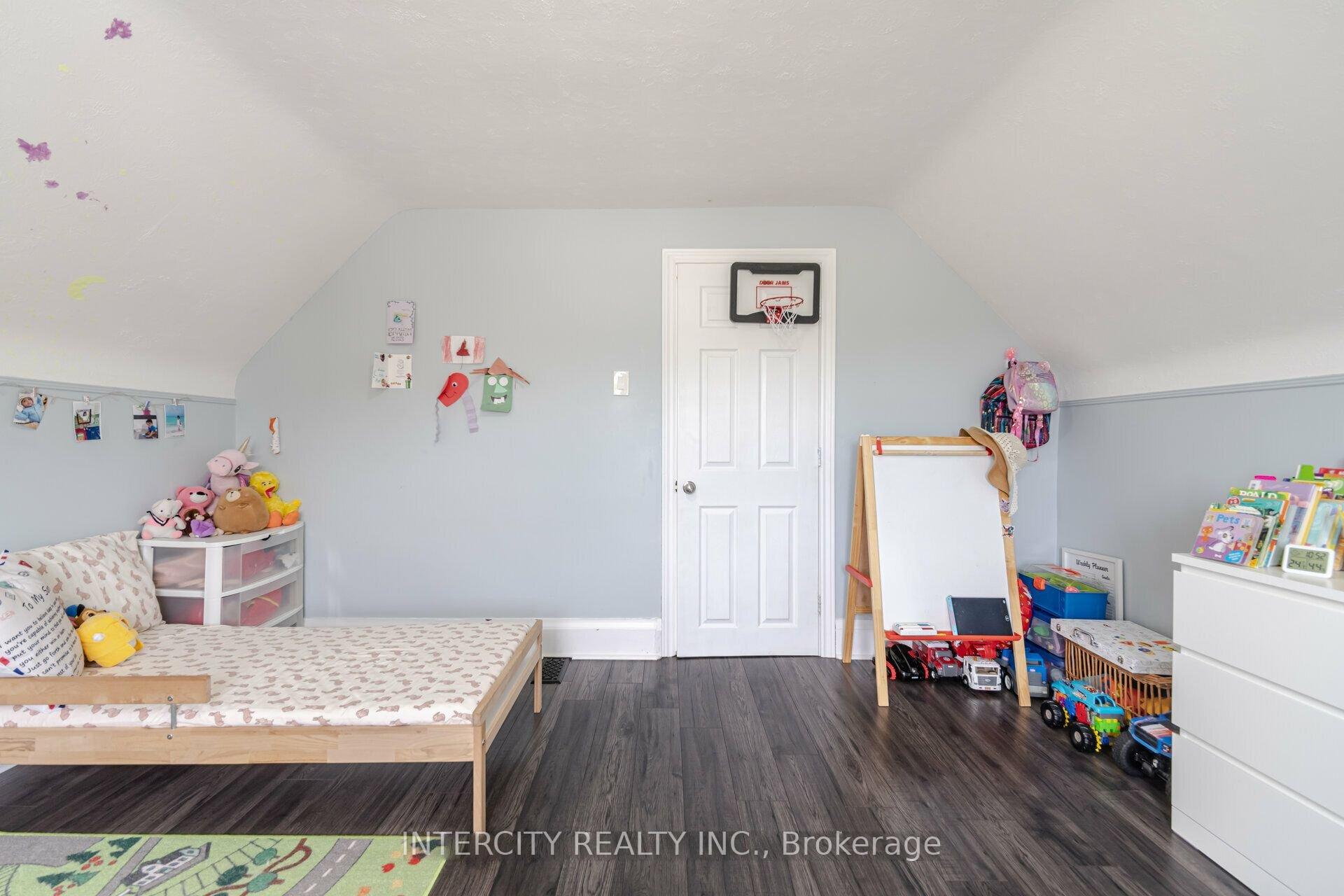 Photo 22 of 231 Lawrence Avenue, Kitchener — HOMEH