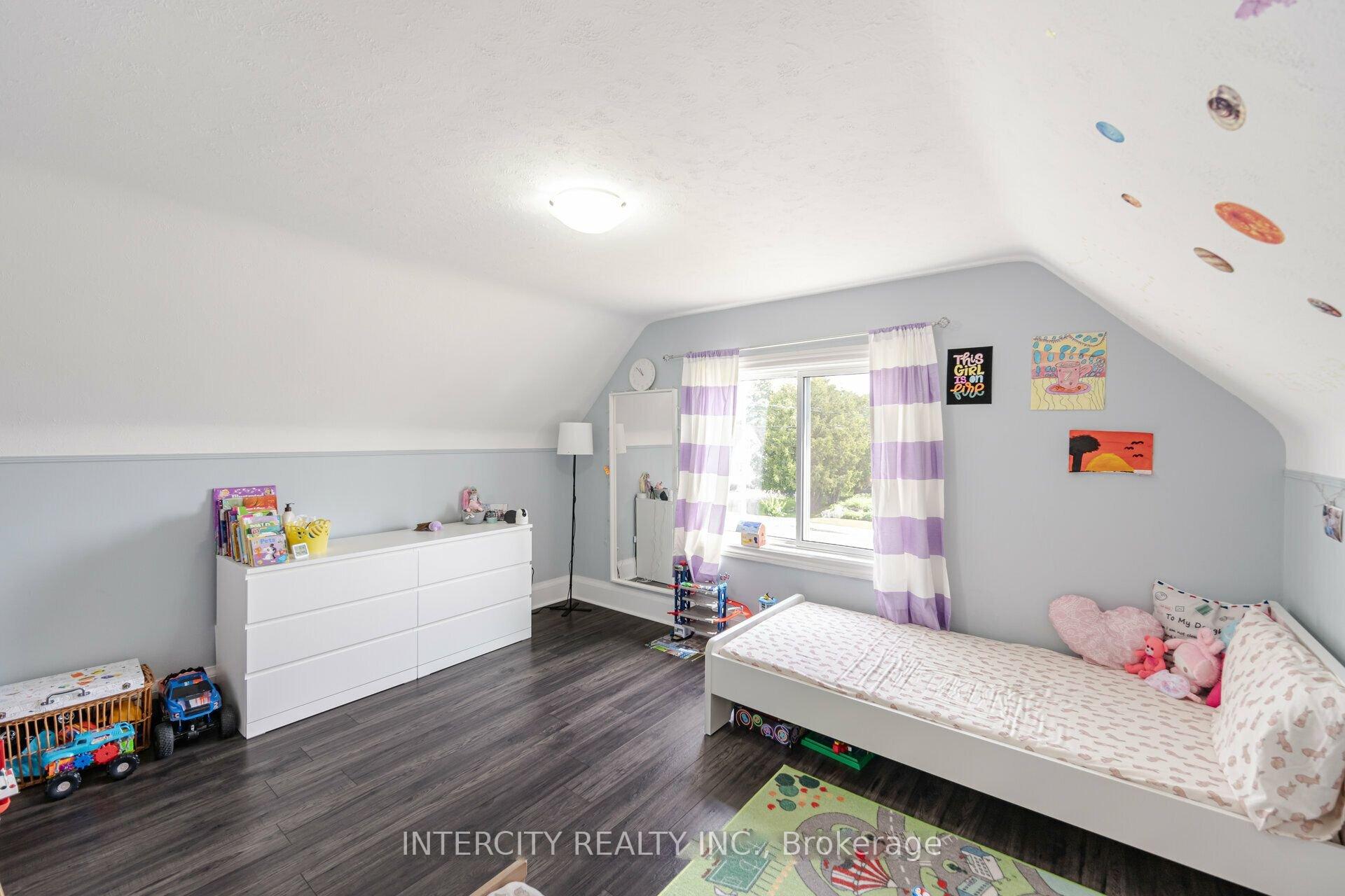 Photo 23 of 231 Lawrence Avenue, Kitchener — HOMEH