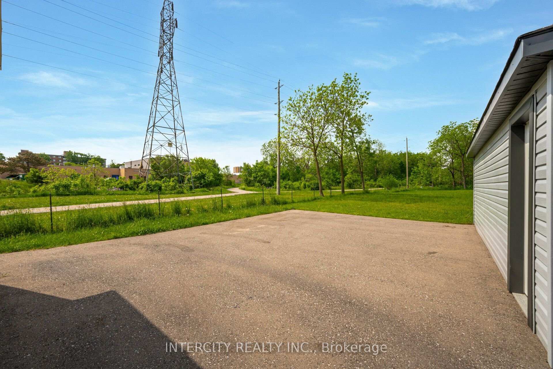 Photo 33 of 231 Lawrence Avenue, Kitchener — HOMEH