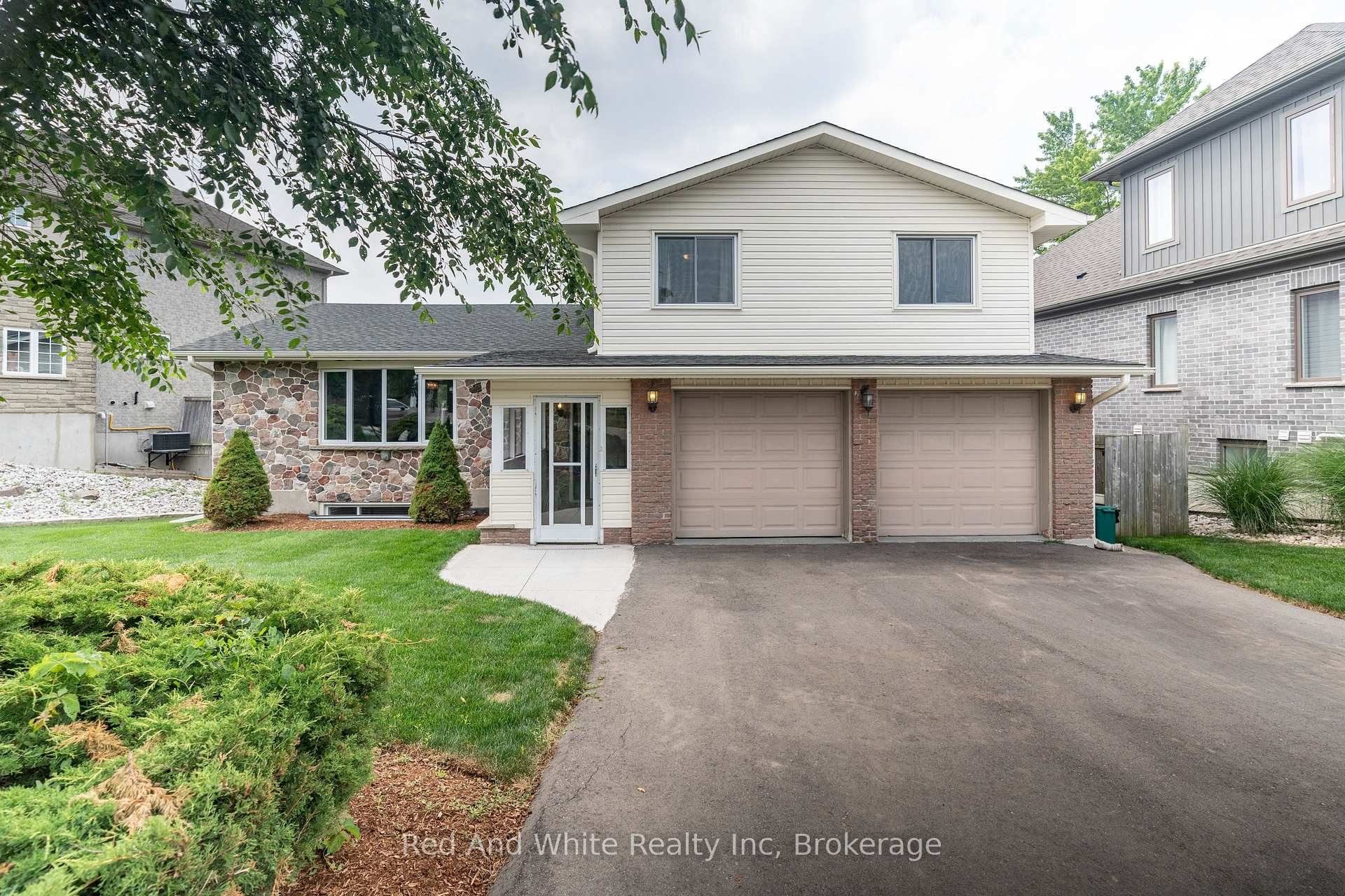Photo 1 of 447 Old Chicopee Trail, Kitchener — HOMEH