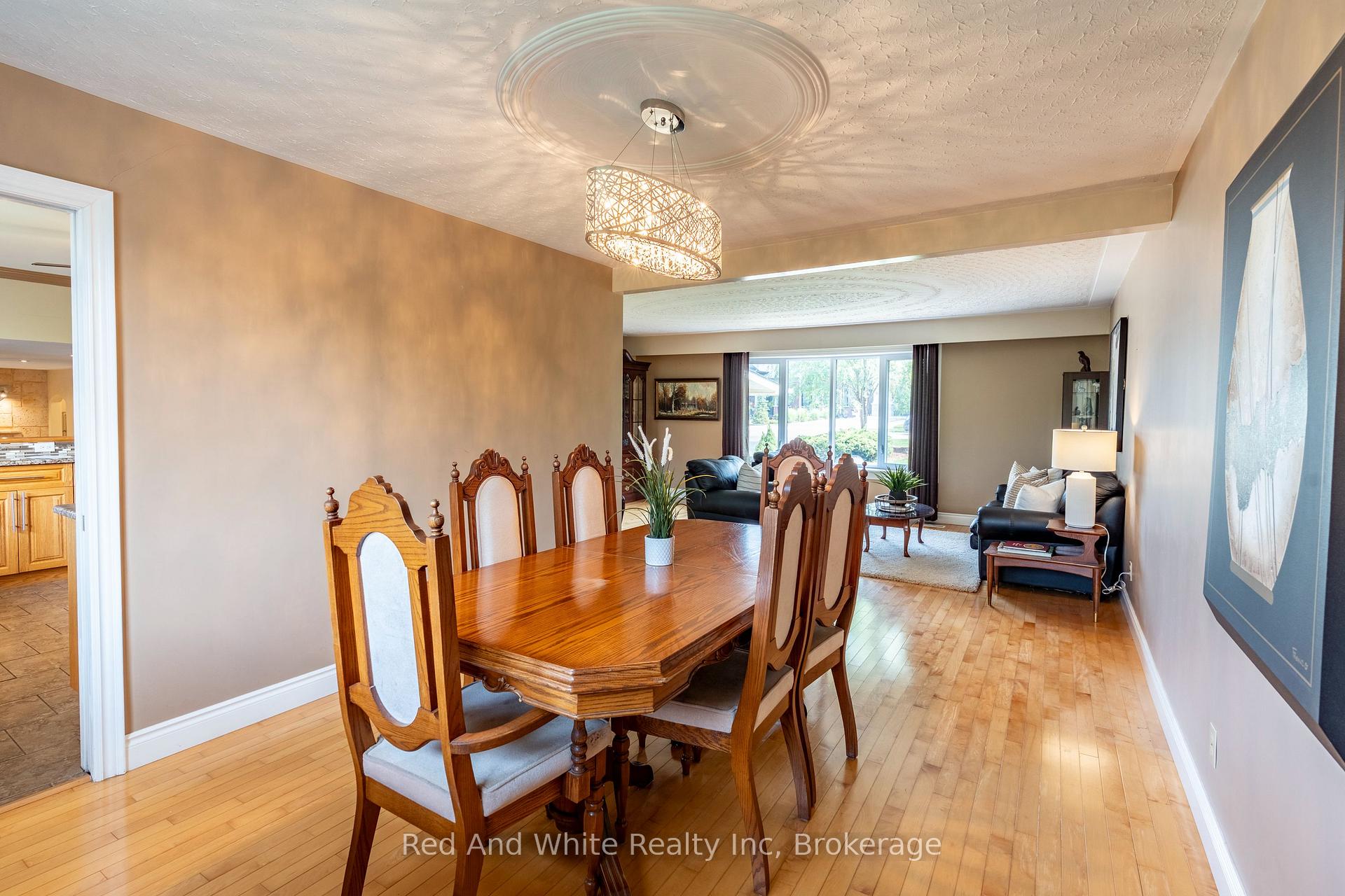 Photo 6 of 447 Old Chicopee Trail, Kitchener — HOMEH