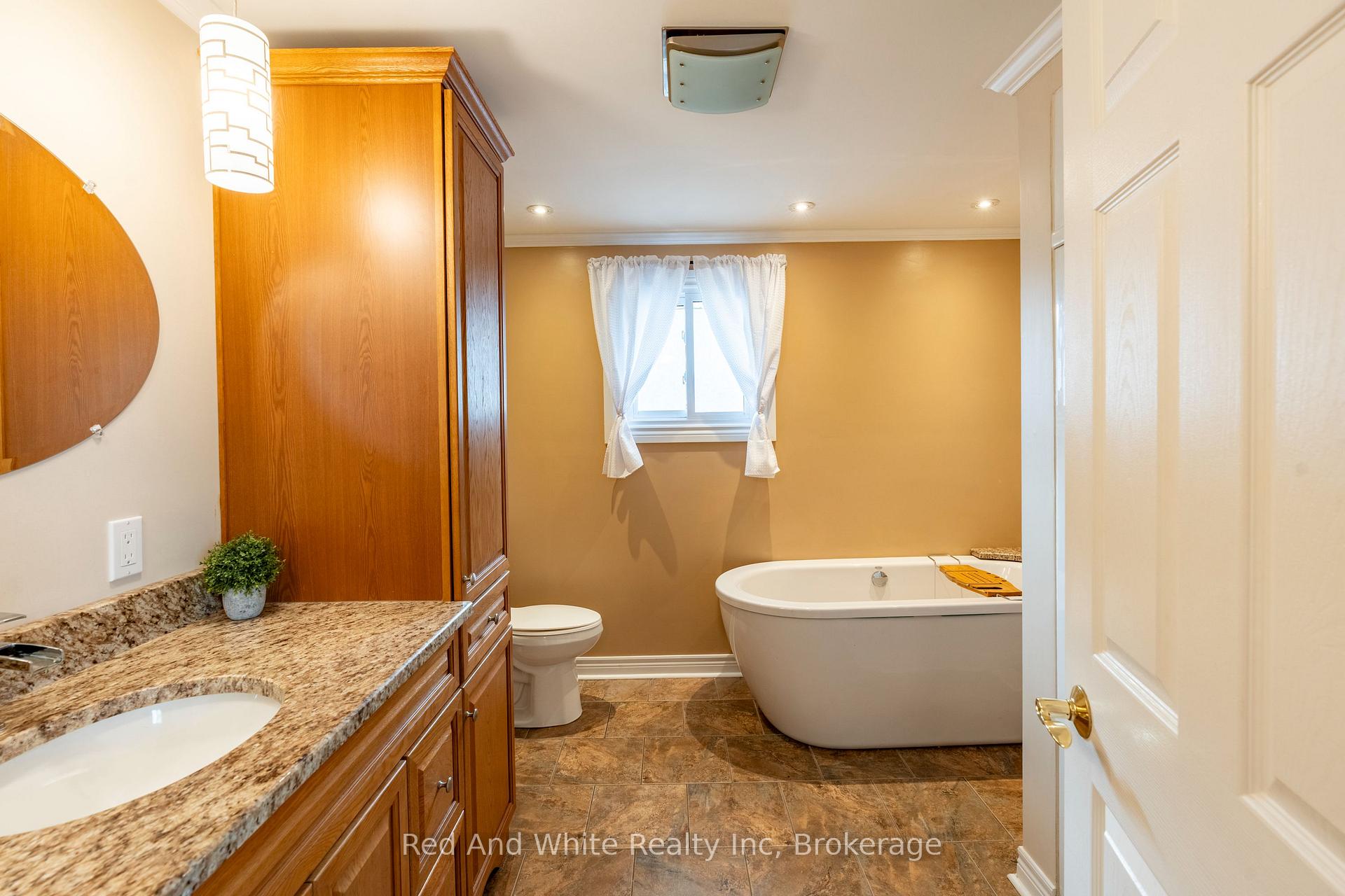 Photo 13 of 447 Old Chicopee Trail, Kitchener — HOMEH