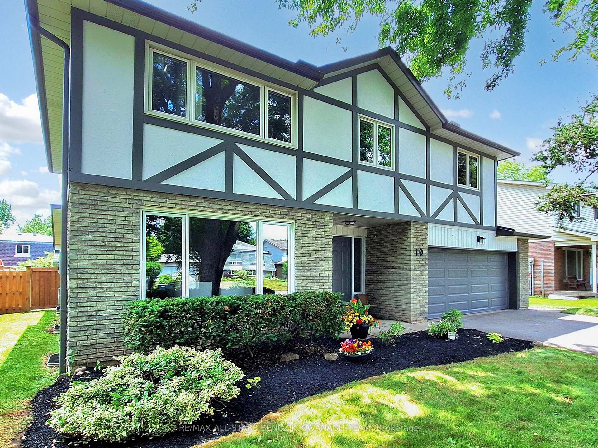 Photo 2 of 19 Elm Lea Street, Markham, Markham Village — HOMEH