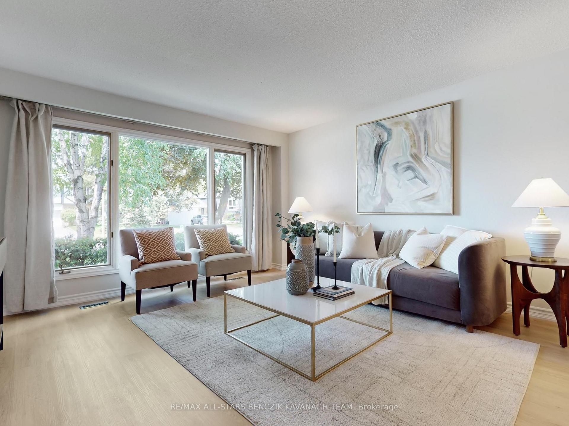 Photo 4 of 19 Elm Lea Street, Markham, Markham Village — HOMEH