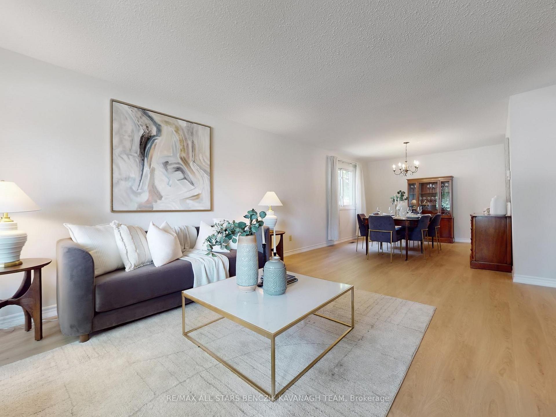 Photo 5 of 19 Elm Lea Street, Markham, Markham Village — HOMEH