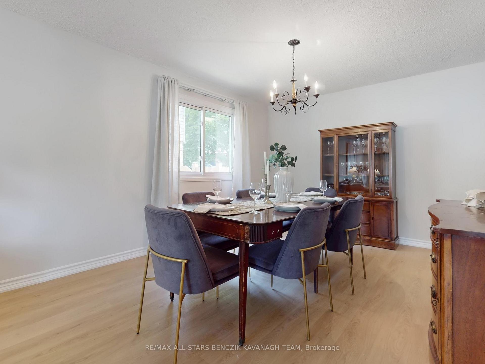Photo 6 of 19 Elm Lea Street, Markham, Markham Village — HOMEH