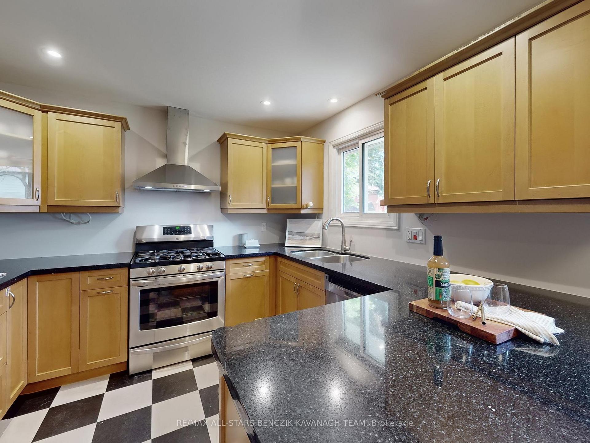 Photo 8 of 19 Elm Lea Street, Markham, Markham Village — HOMEH