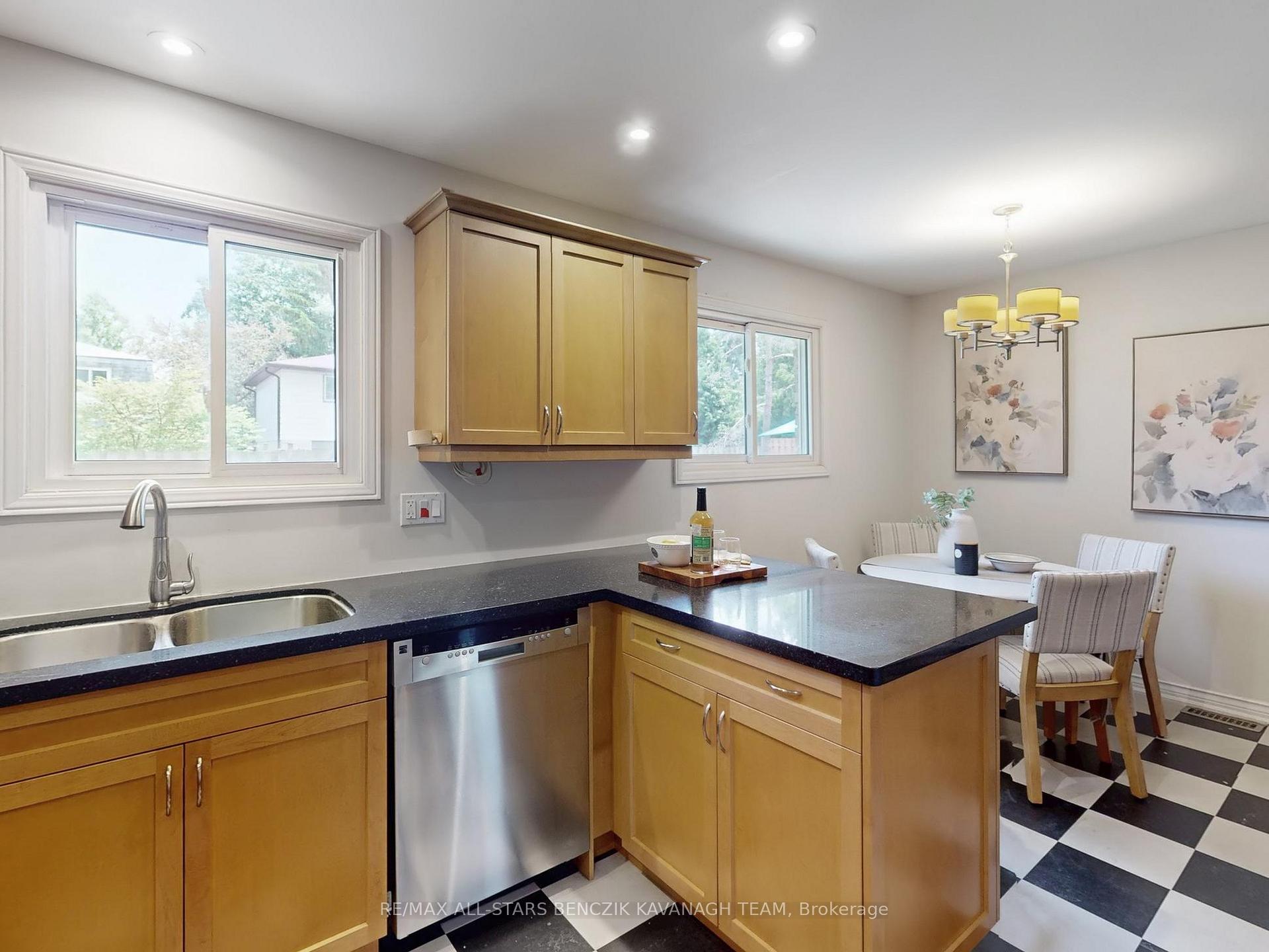 Photo 9 of 19 Elm Lea Street, Markham, Markham Village — HOMEH