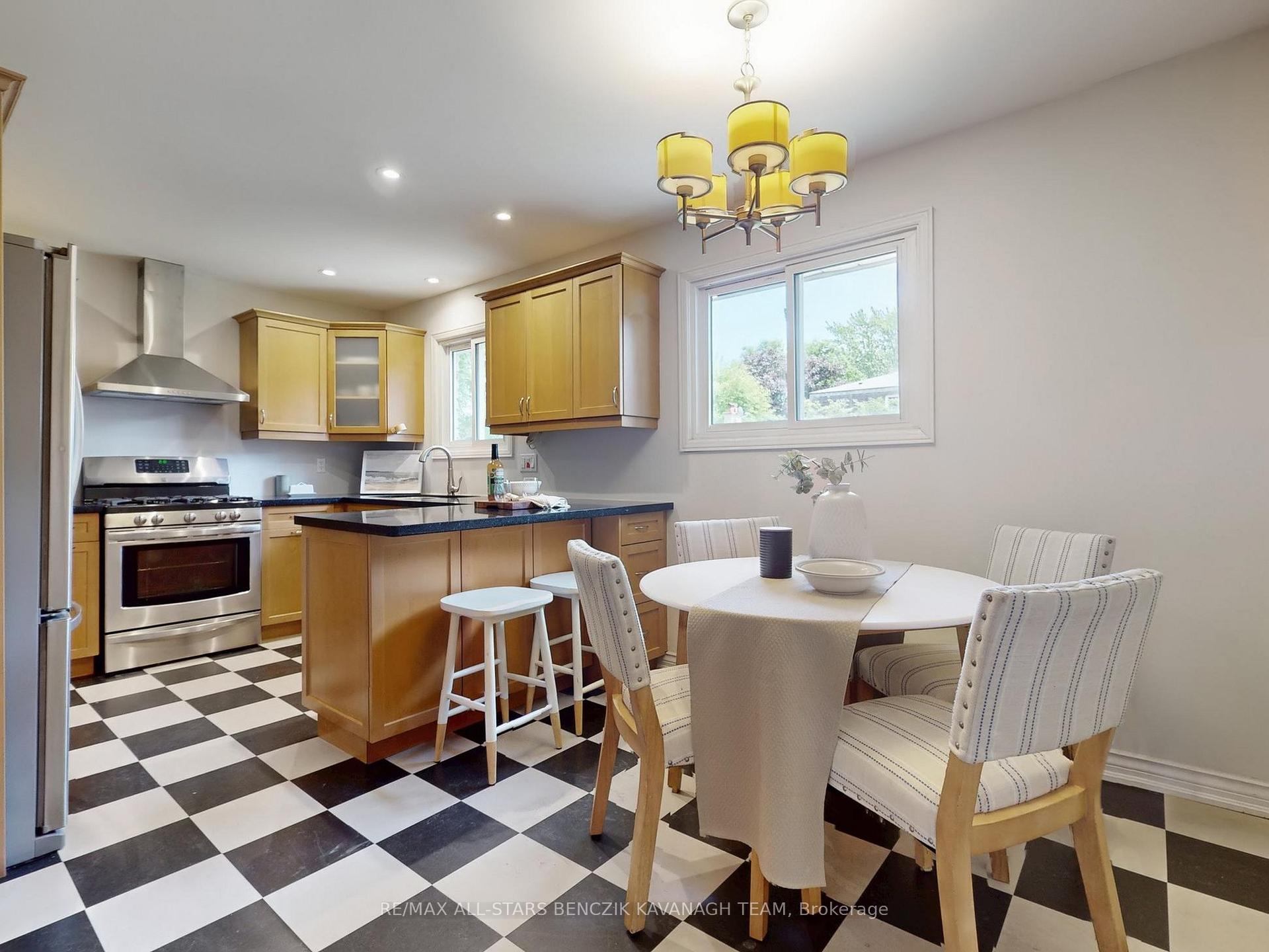 Photo 11 of 19 Elm Lea Street, Markham, Markham Village — HOMEH