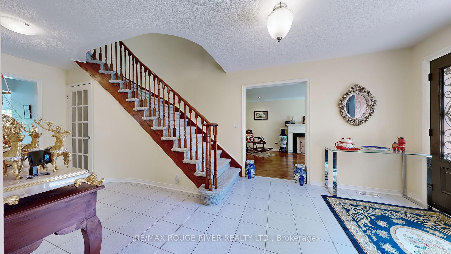 Photo 6 of 8 Lismer Court, Markham, Unionville — HOMEH