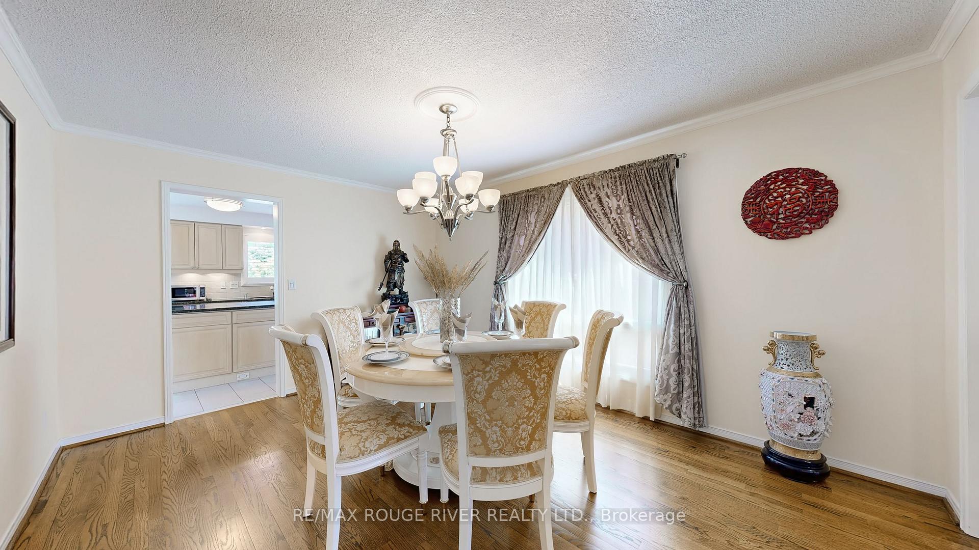 Photo 12 of 8 Lismer Court, Markham, Unionville — HOMEH