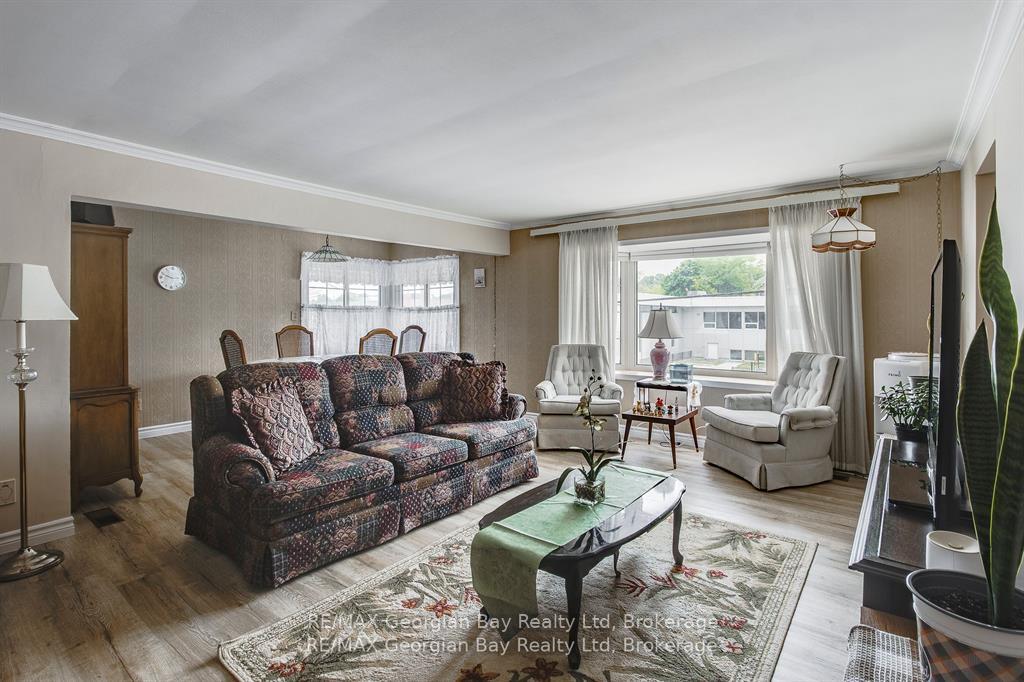 Photo 4 of 586 Dominion Avenue, Midland — HOMEH