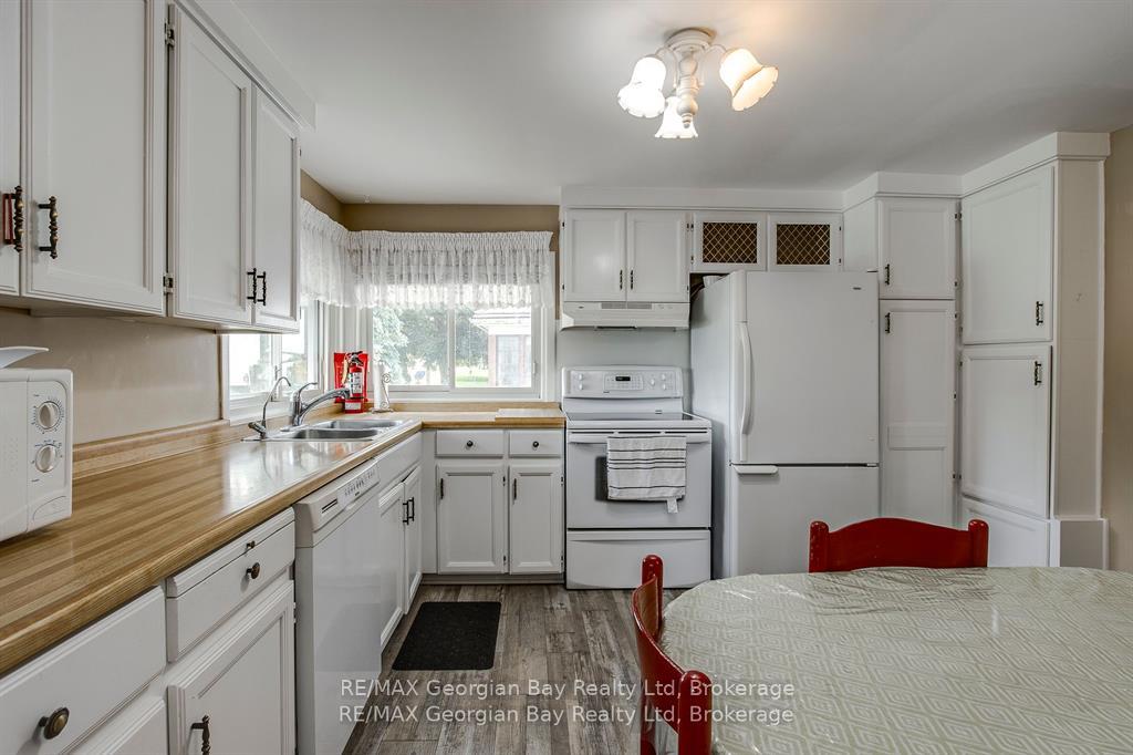 Photo 8 of 586 Dominion Avenue, Midland — HOMEH