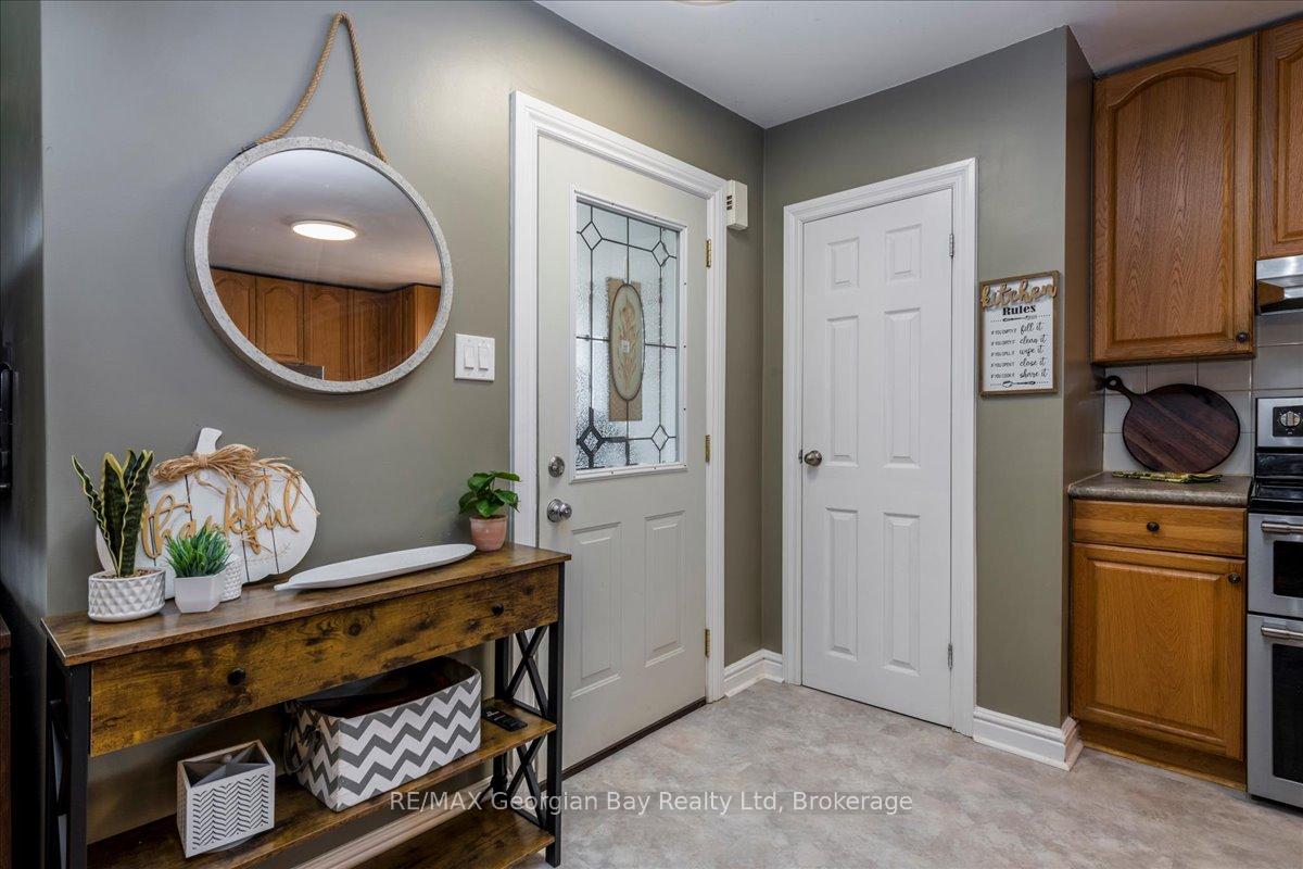 Photo 3 of 327 Scott Street, Midland — HOMEH