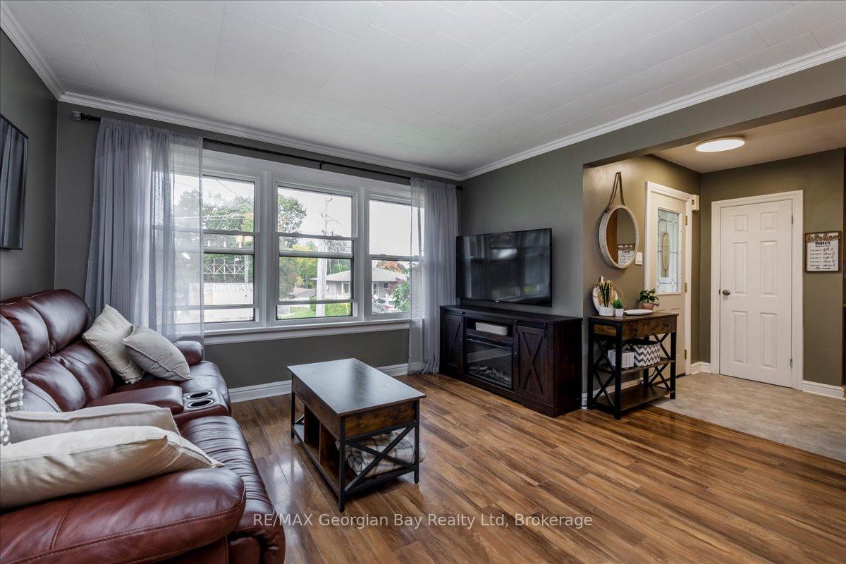 Photo 4 of 327 Scott Street, Midland — HOMEH