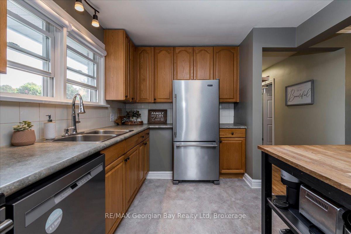 Photo 11 of 327 Scott Street, Midland — HOMEH