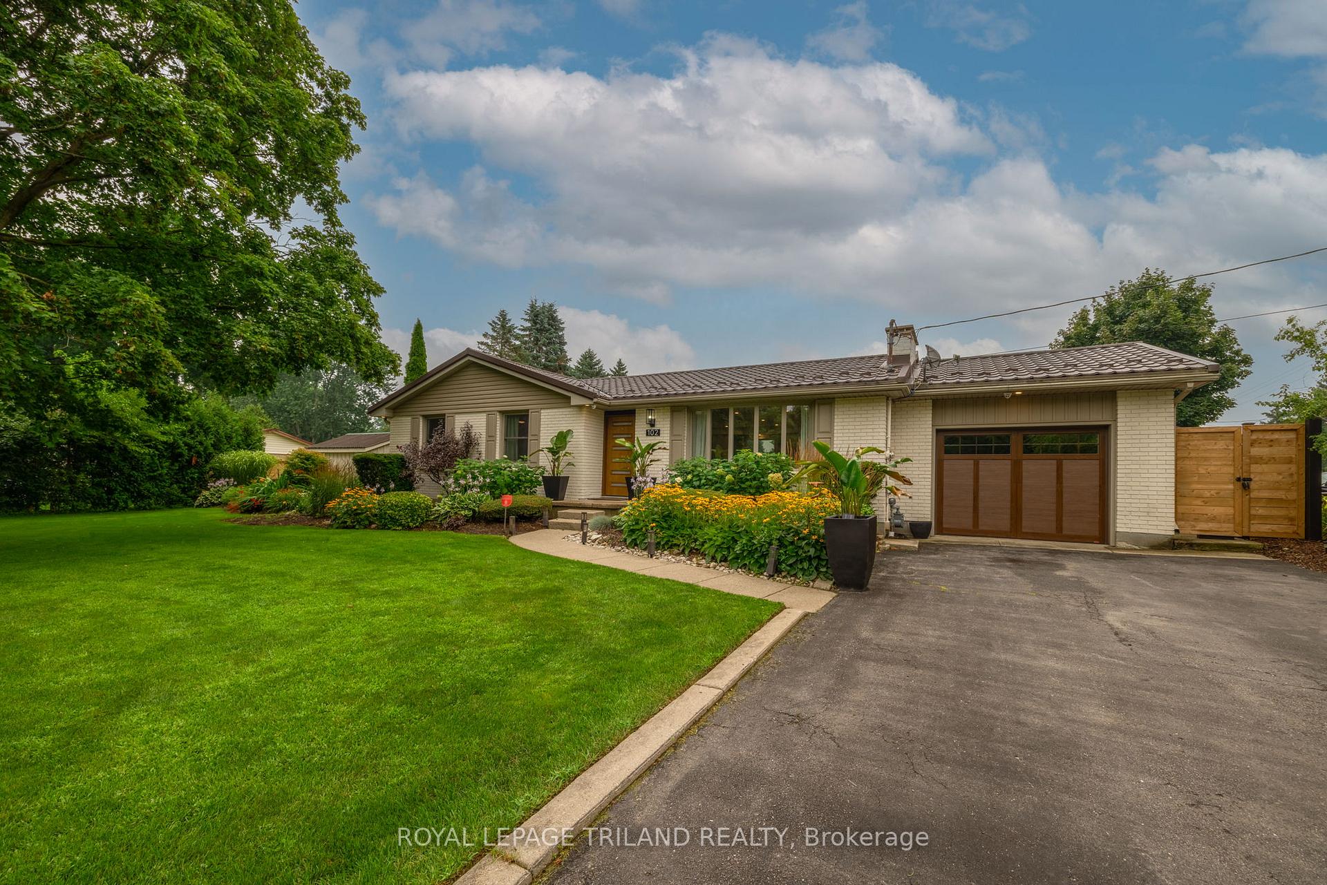 Photo 2 of 102 Railway Avenue, Middlesex Centre, Komoka — HOMEH
