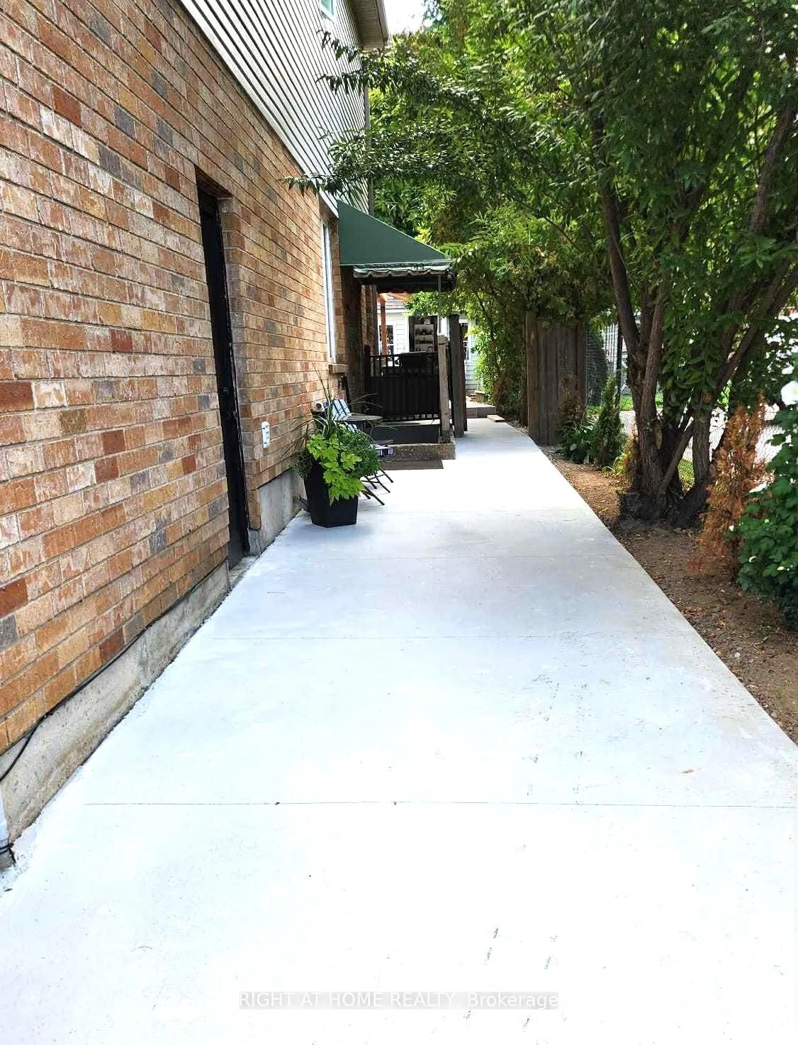 Photo 2 of Unit BASEMENT, 44 Meadowlands Boulevard, Hamilton, Meadowlands — HOMEH