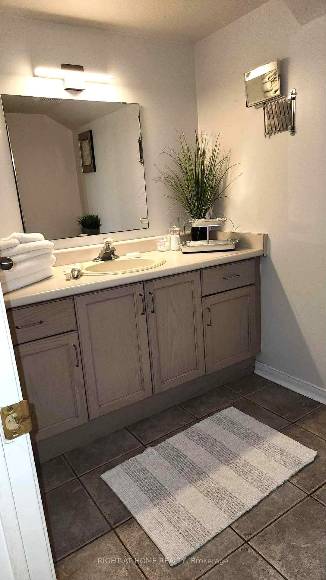 Photo 19 of Unit BASEMENT, 44 Meadowlands Boulevard, Hamilton, Meadowlands — HOMEH
