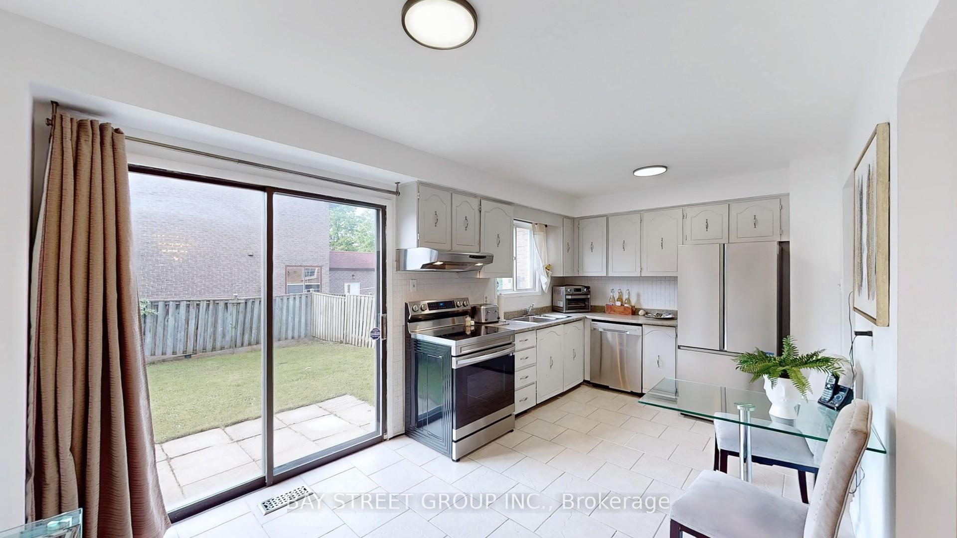 Photo 6 of 120 Appleby Crescent, Markham, Milliken Mills West — HOMEH