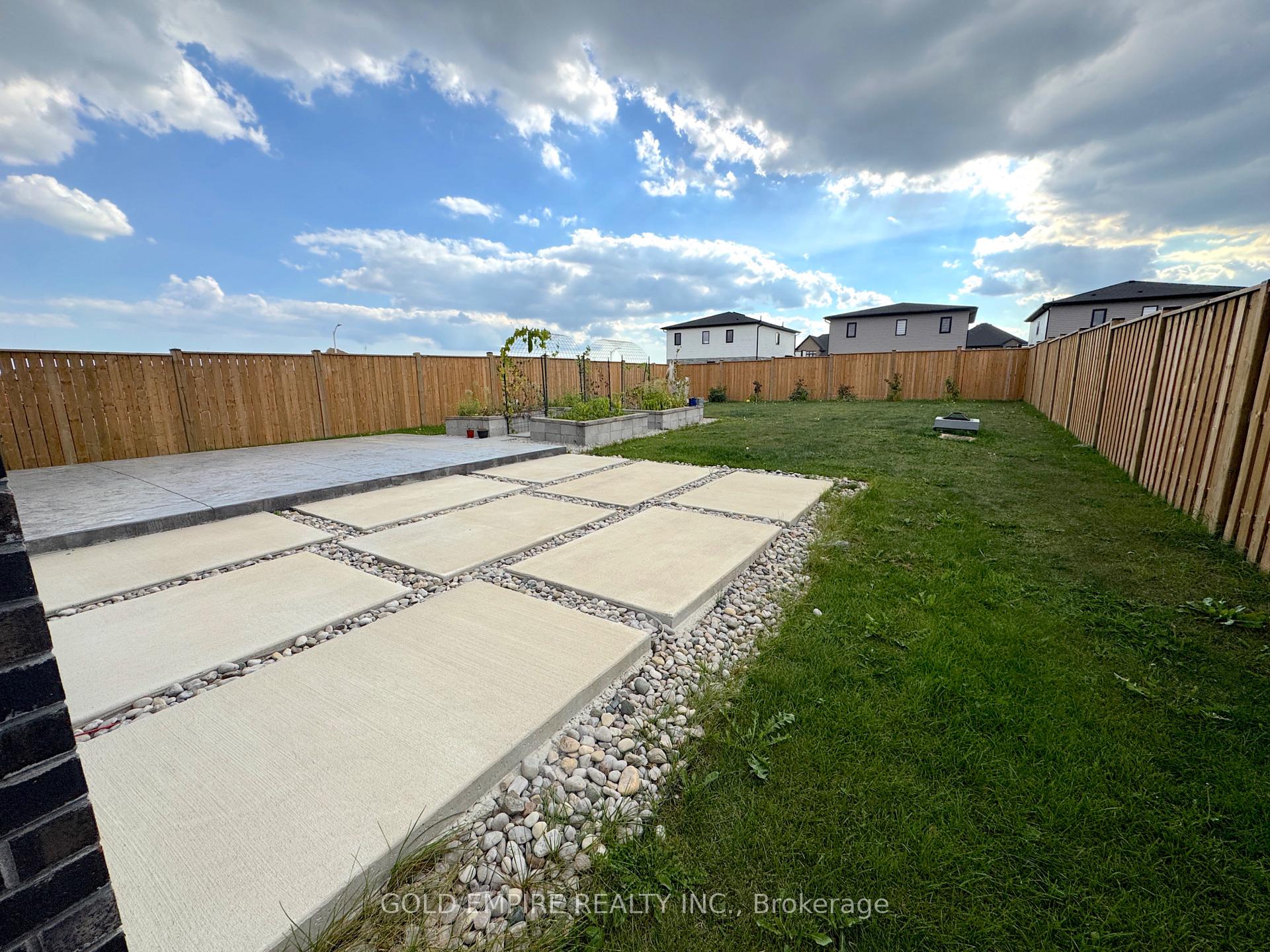 Photo 4 of 61 Poole Crescent, Middlesex Centre, Rural Middlesex Centre — HOMEH
