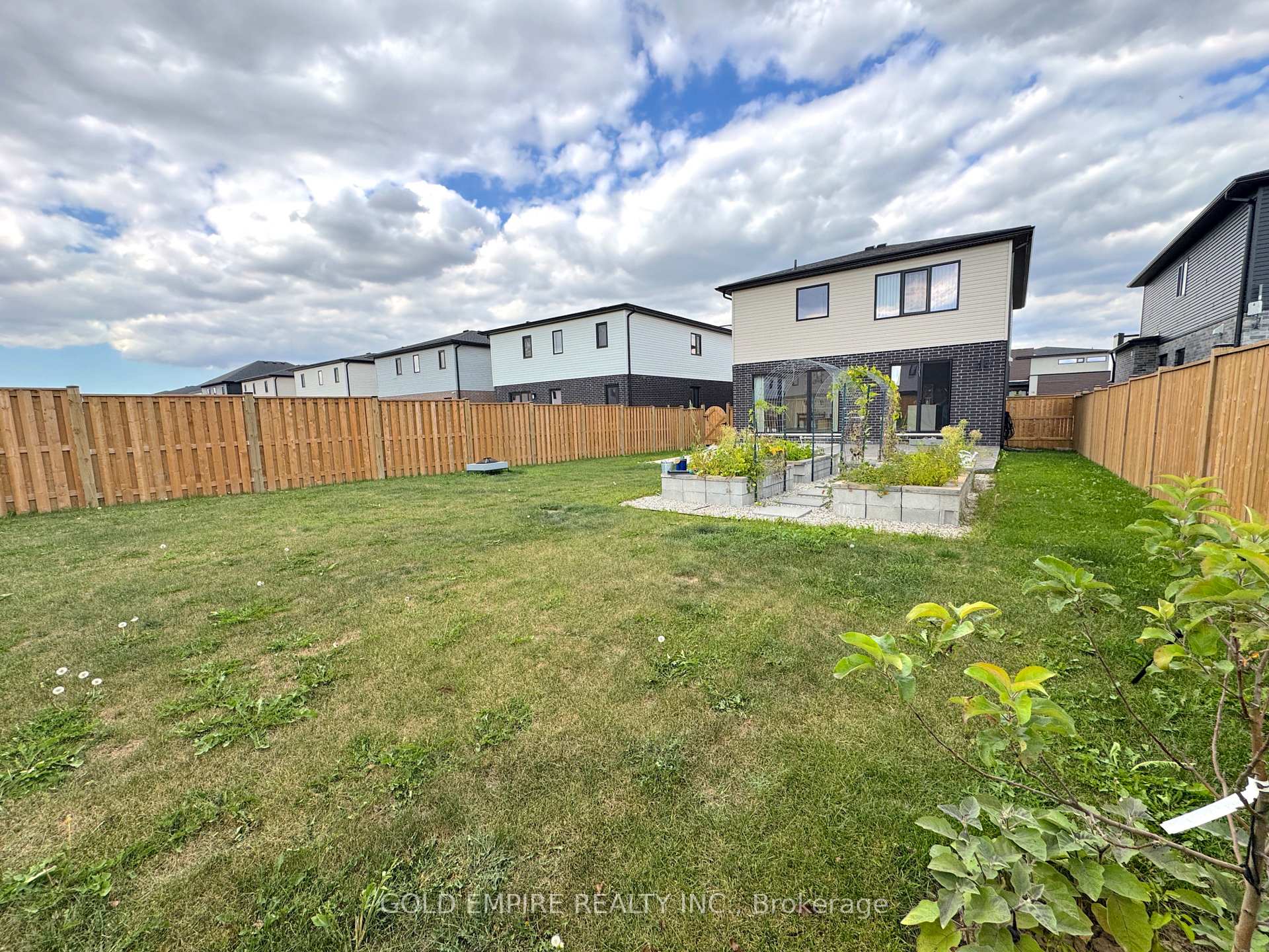 Photo 5 of 61 Poole Crescent, Middlesex Centre, Rural Middlesex Centre — HOMEH