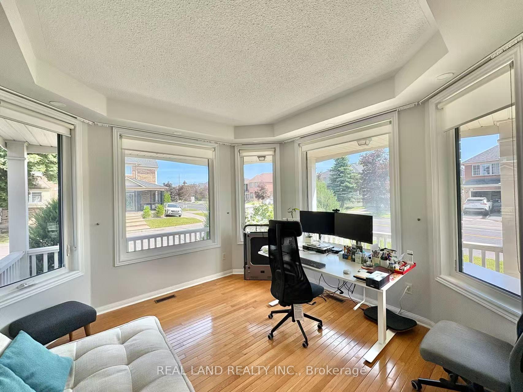 Photo 3 of 147 Winston Castle Drive, Markham, Berczy — HOMEH