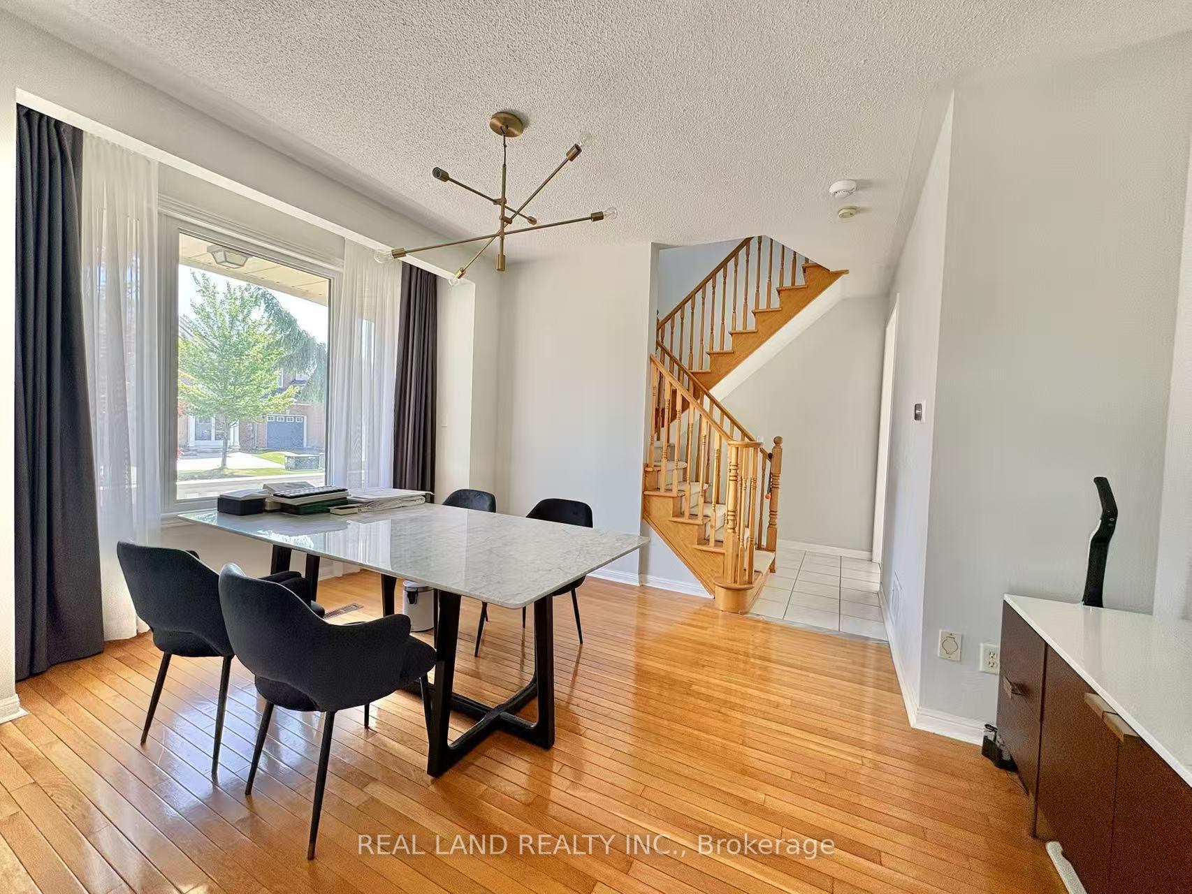 Photo 4 of 147 Winston Castle Drive, Markham, Berczy — HOMEH