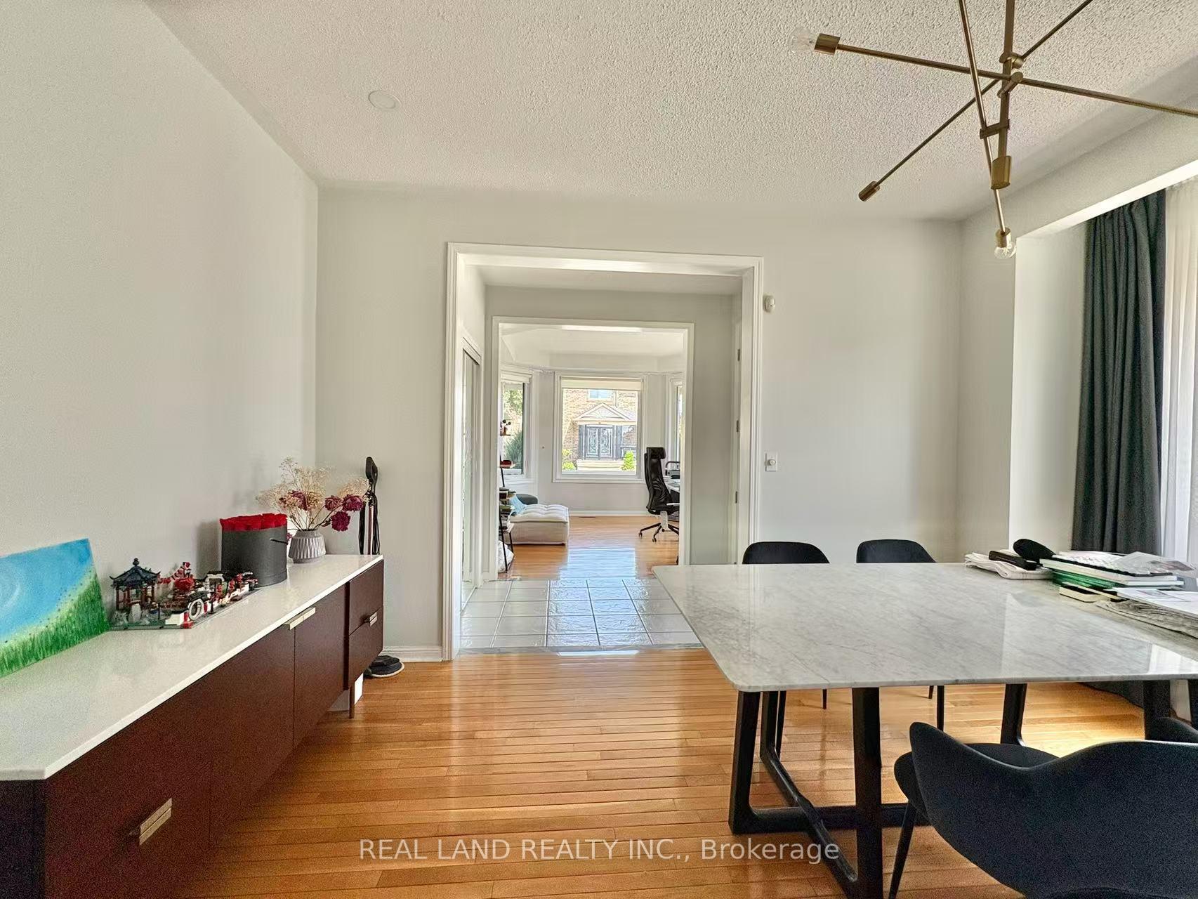 Photo 5 of 147 Winston Castle Drive, Markham, Berczy — HOMEH