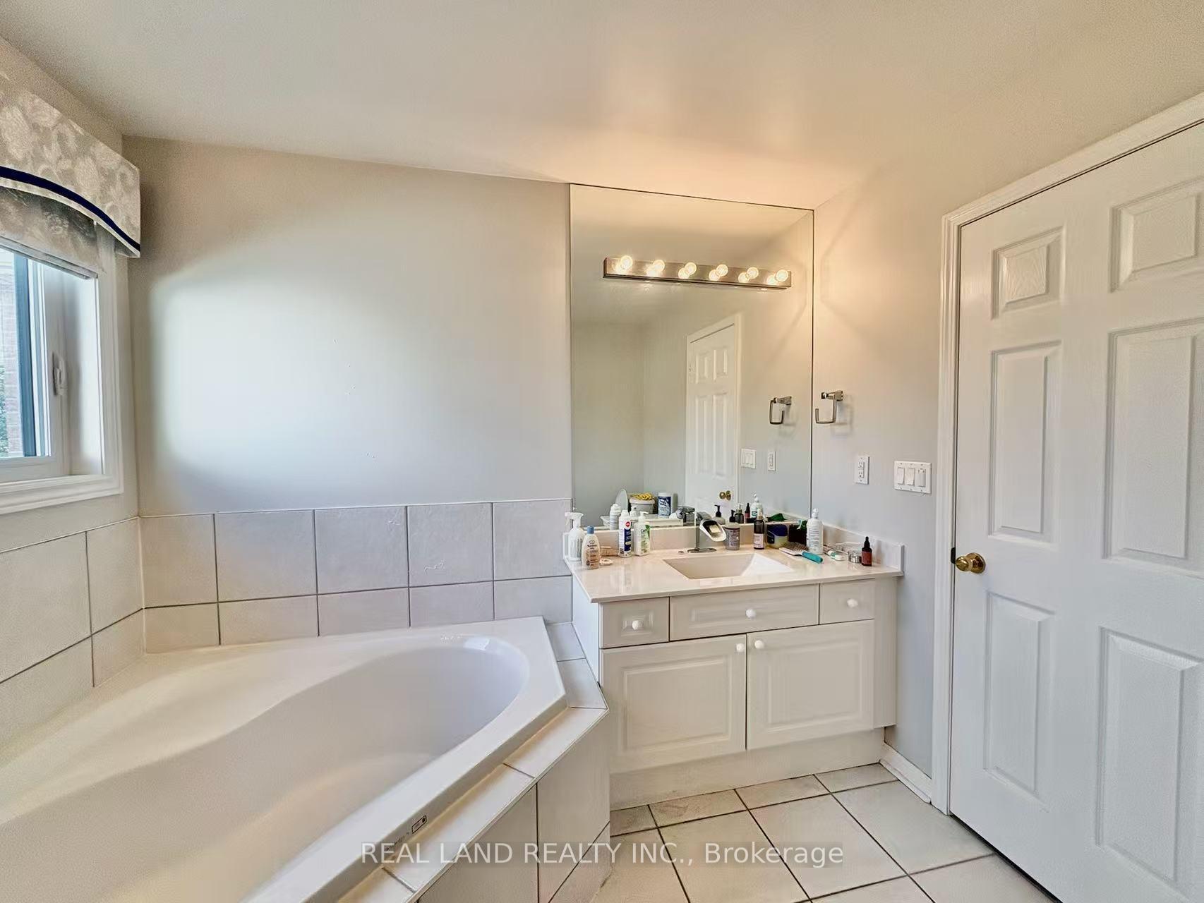 Photo 32 of 147 Winston Castle Drive, Markham, Berczy — HOMEH