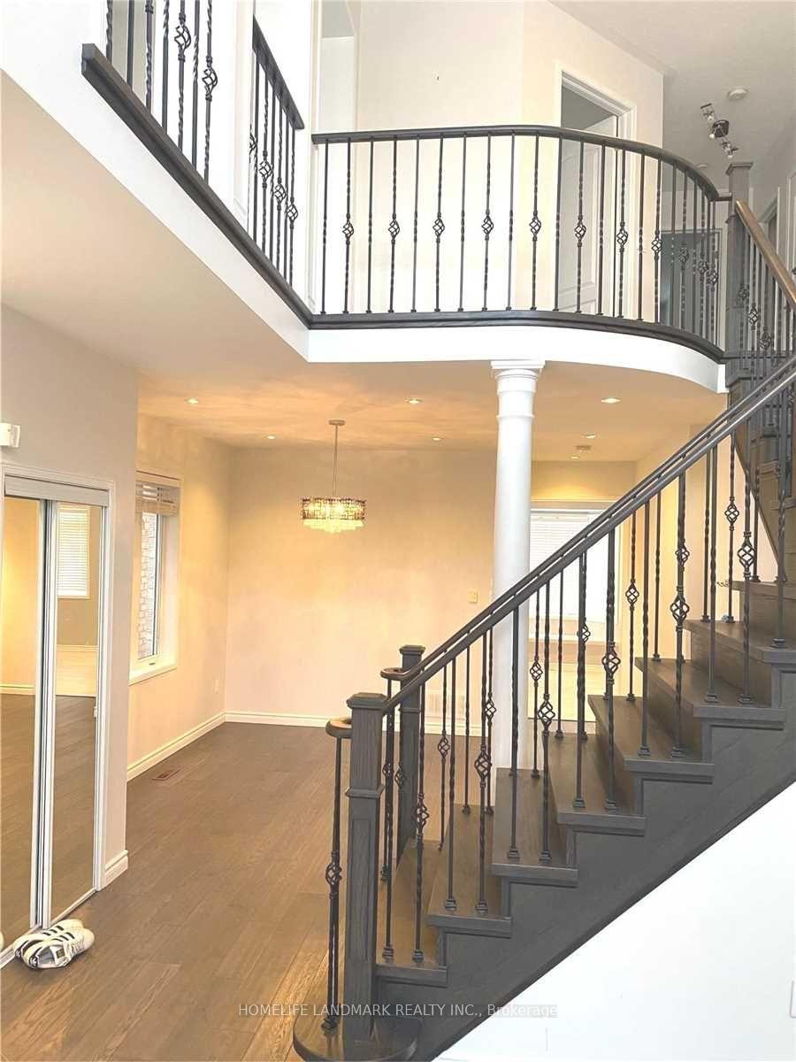 Photo 3 of 26 Wychwood Drive, Markham, Berczy — HOMEH