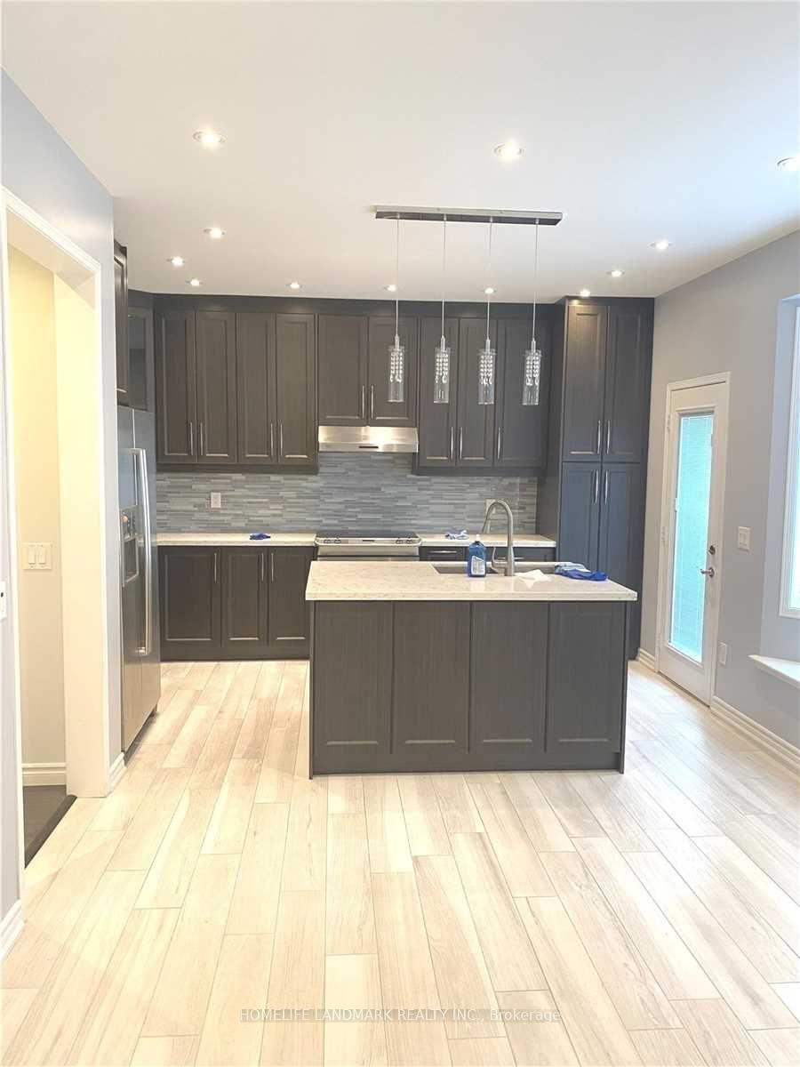 Photo 4 of 26 Wychwood Drive, Markham, Berczy — HOMEH