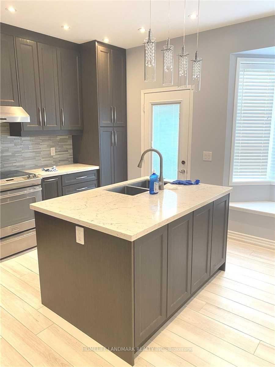 Photo 5 of 26 Wychwood Drive, Markham, Berczy — HOMEH