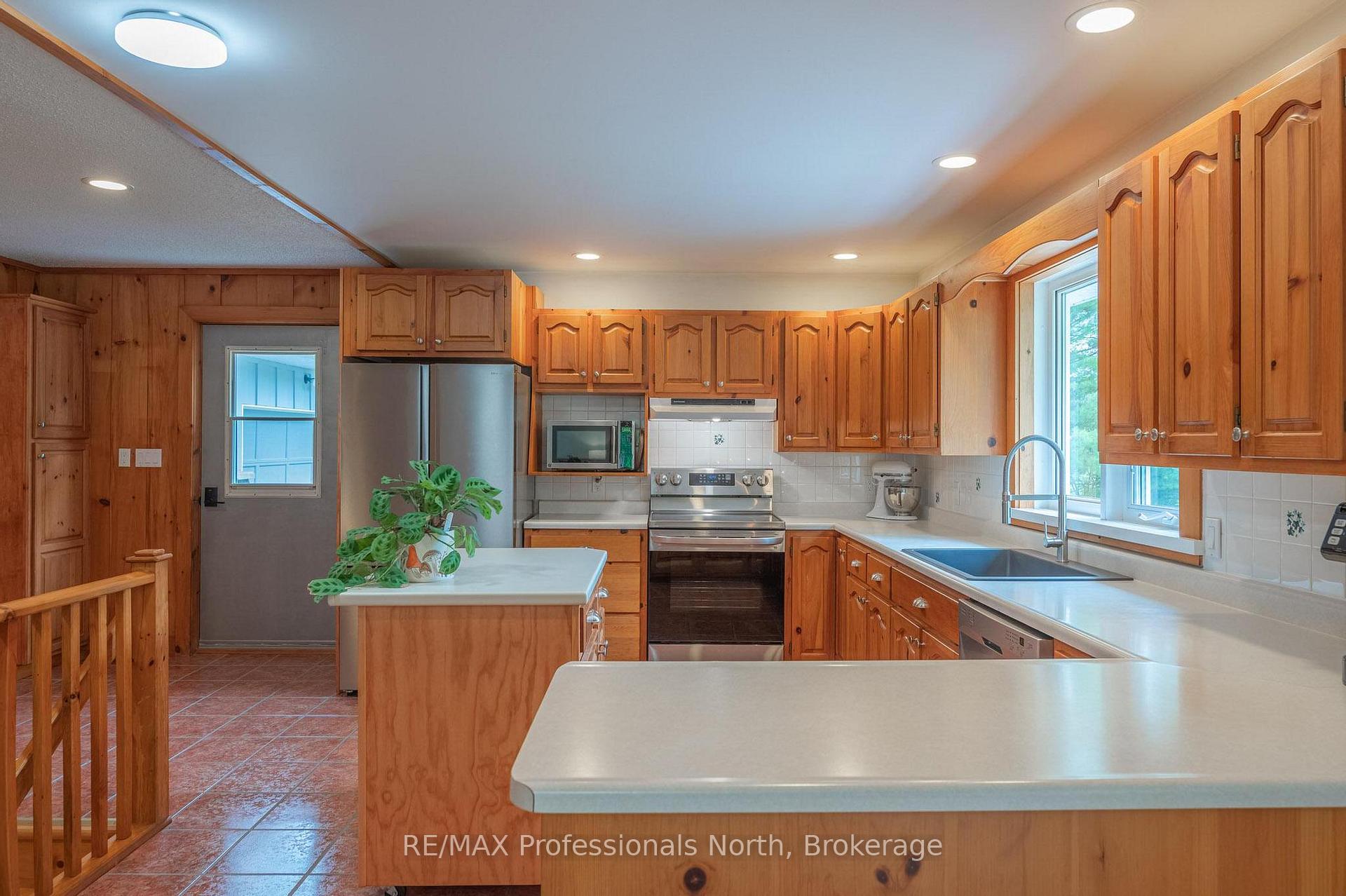 Photo 16 of 1006 Tennyson Road, Minden Hills, Lutterworth — HOMEH