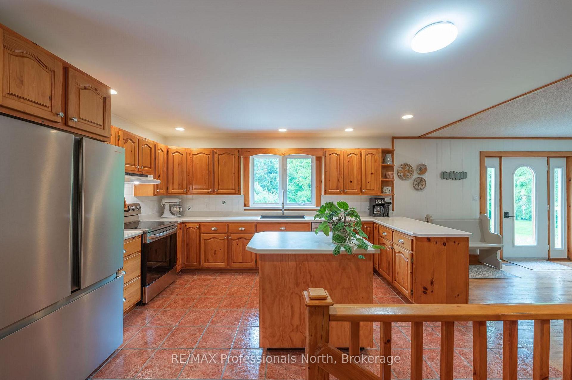 Photo 26 of 1006 Tennyson Road, Minden Hills, Lutterworth — HOMEH