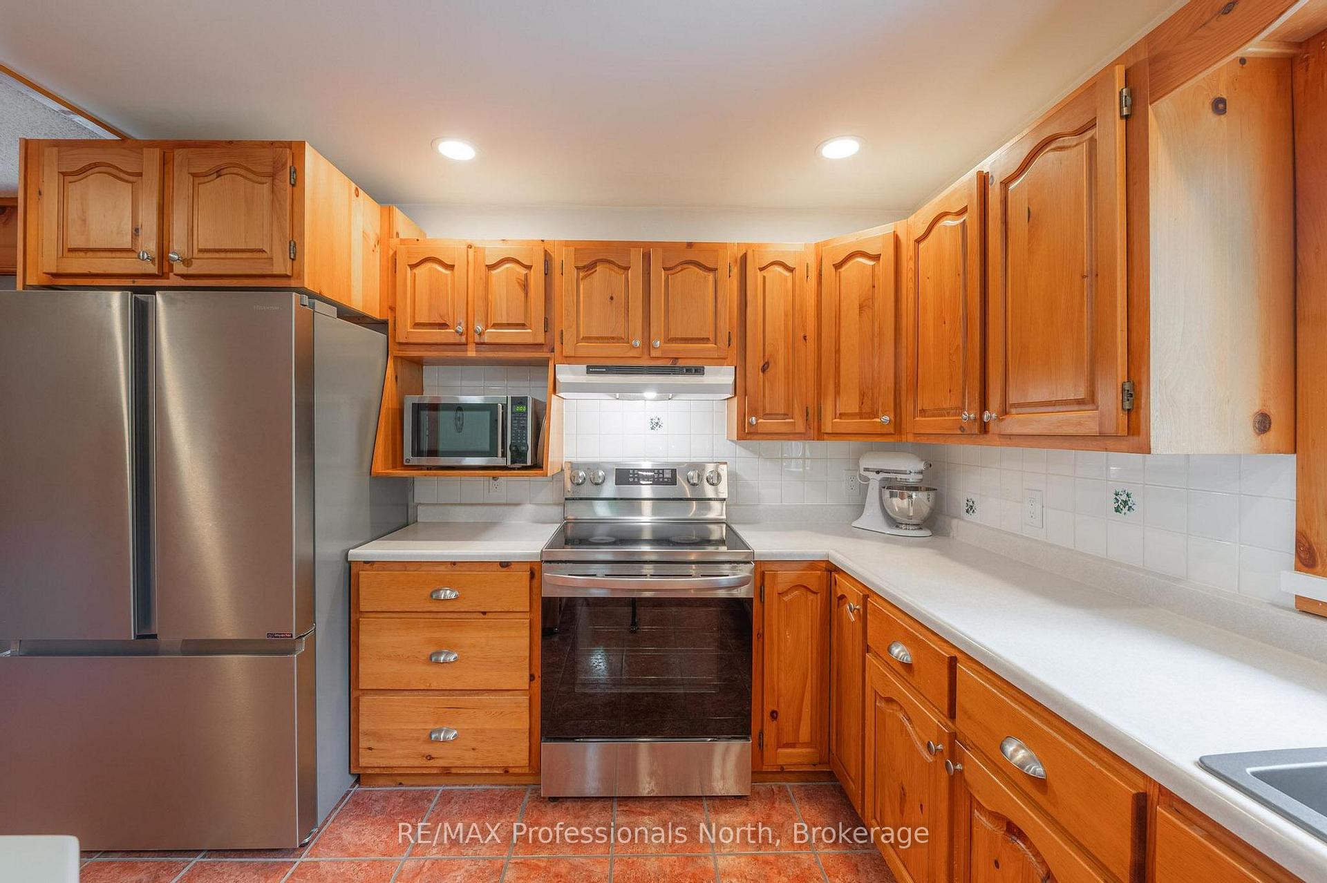 Photo 30 of 1006 Tennyson Road, Minden Hills, Lutterworth — HOMEH