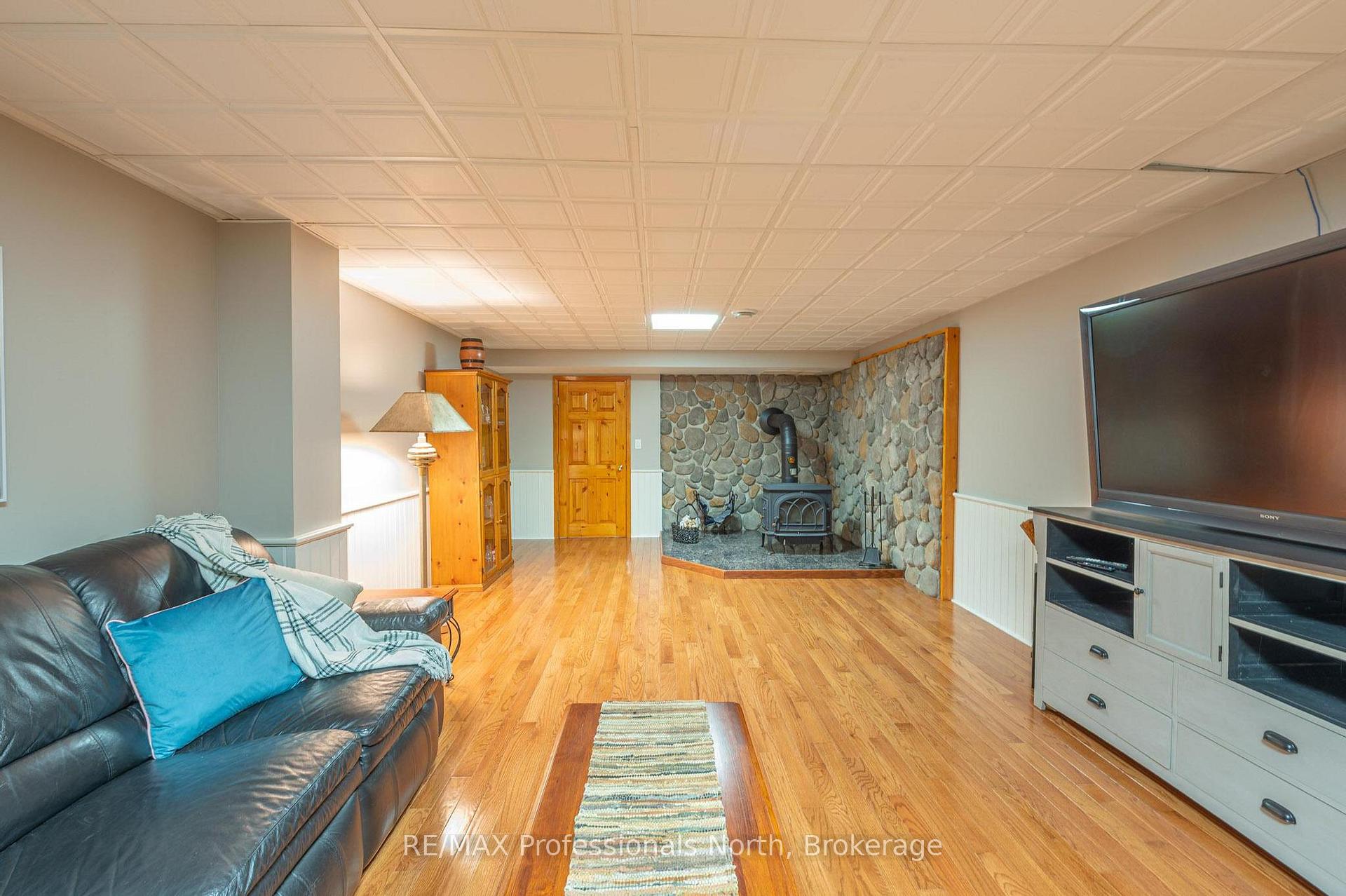 Photo 40 of 1006 Tennyson Road, Minden Hills, Lutterworth — HOMEH