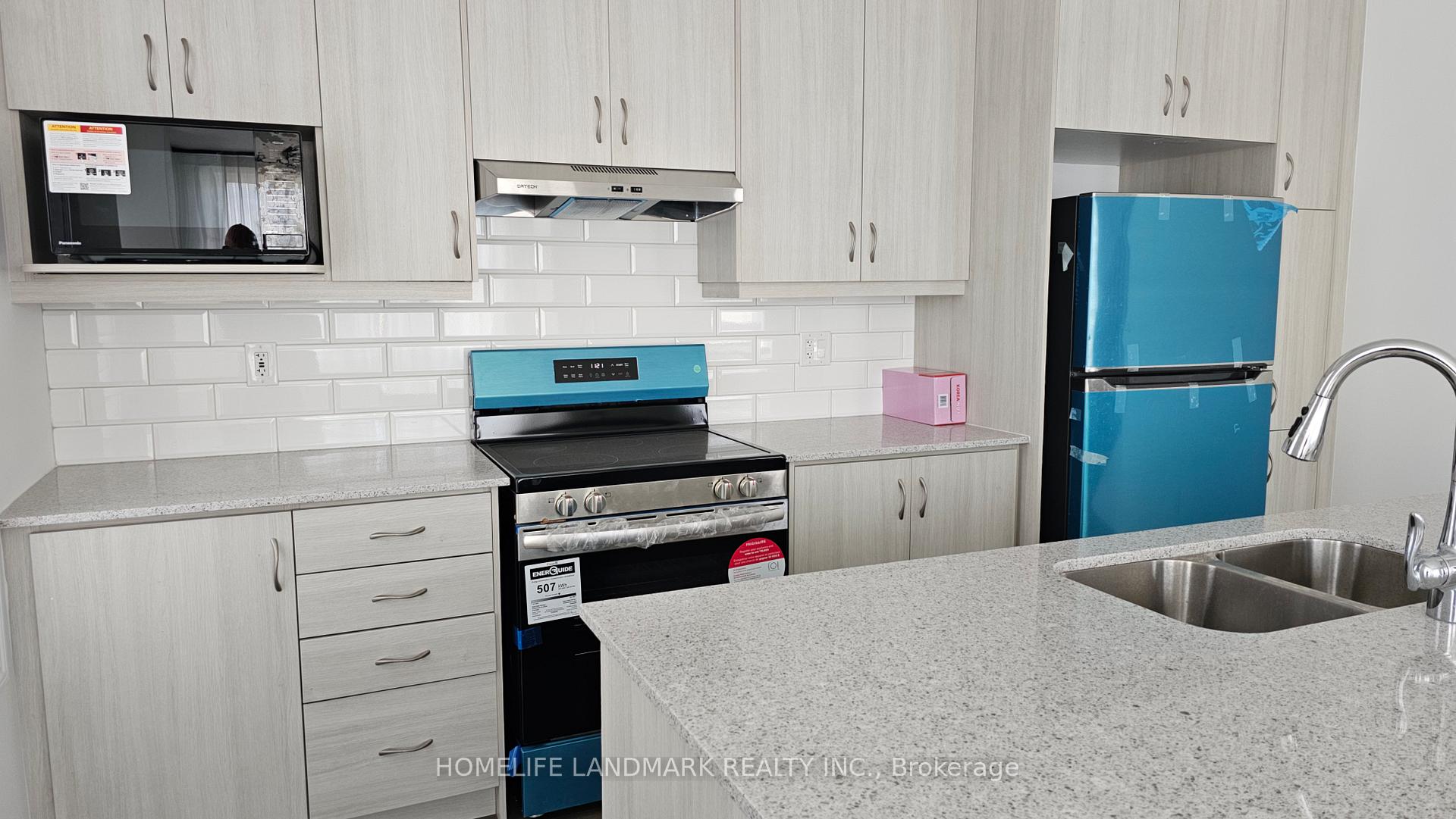 Photo 4 of 402 Berczy Green Drive, Markham, Rural Markham — HOMEH