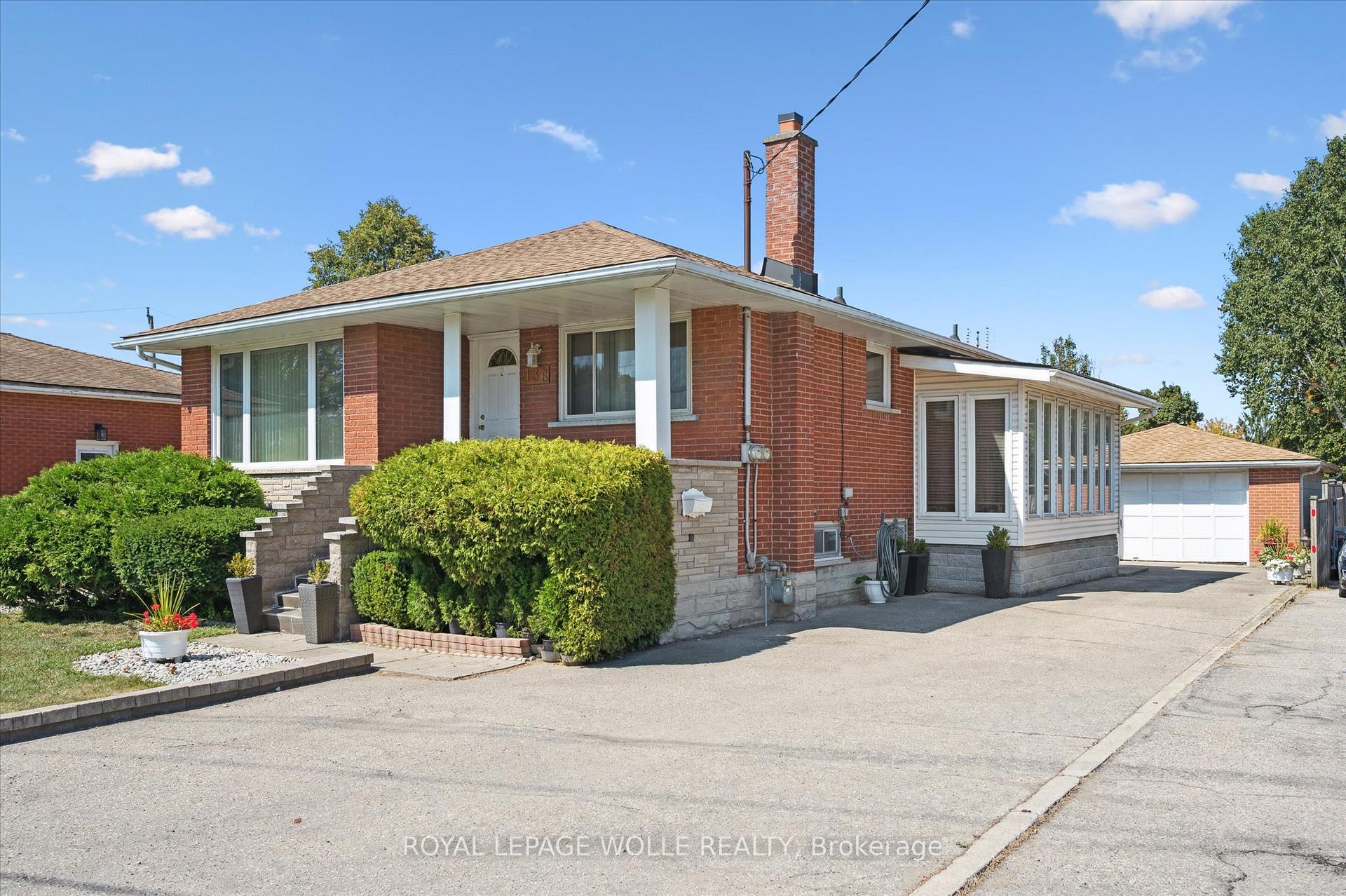 Front of 136 Fairway Road N