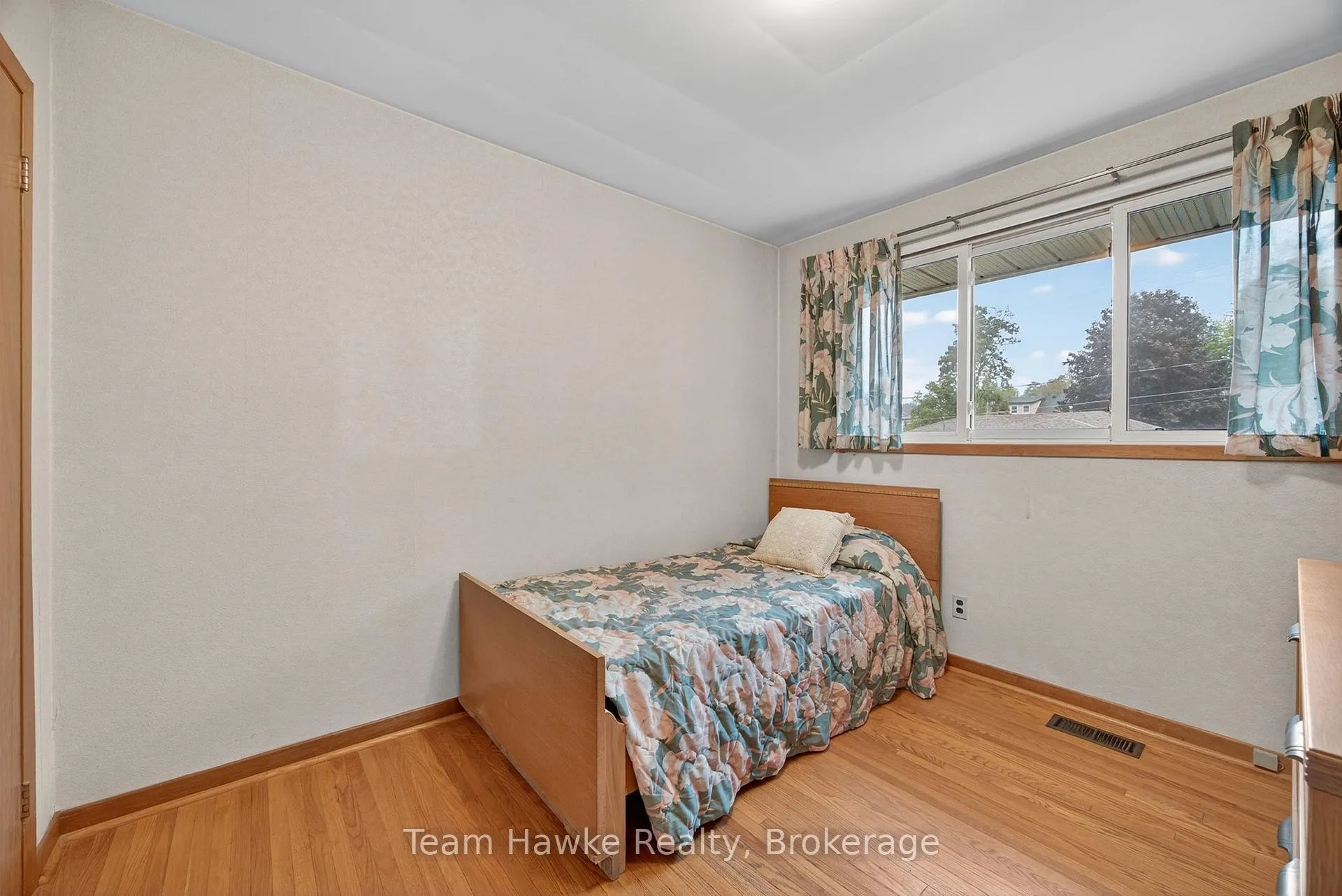 Photo 28 of 558 Russell Street, Midland — HOMEH