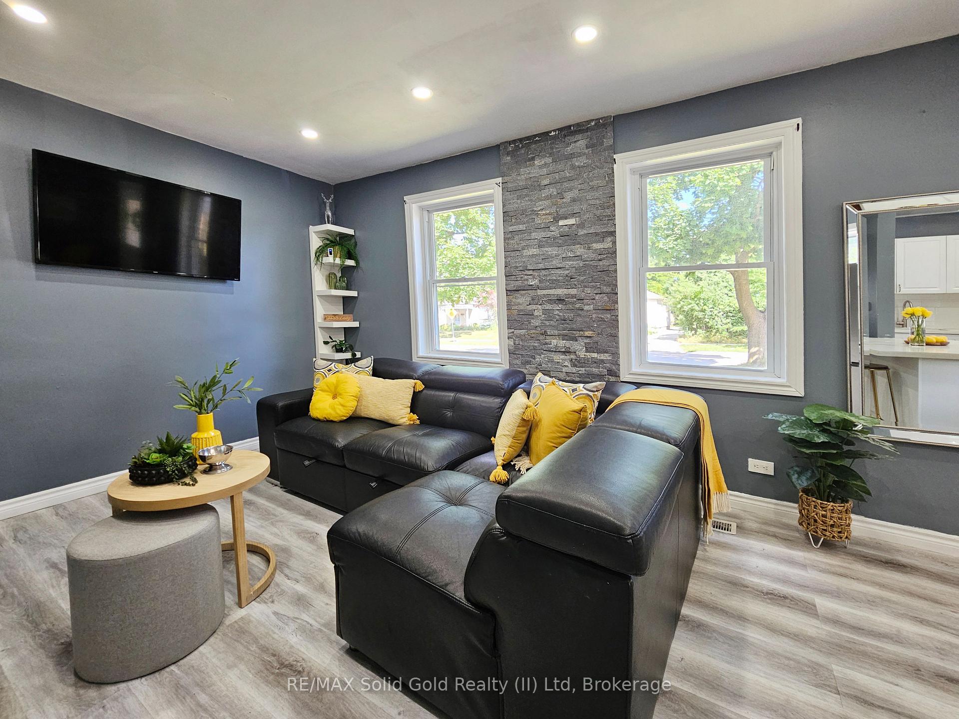 Photo 4 of 45 St Clair Avenue, Kitchener — HOMEH