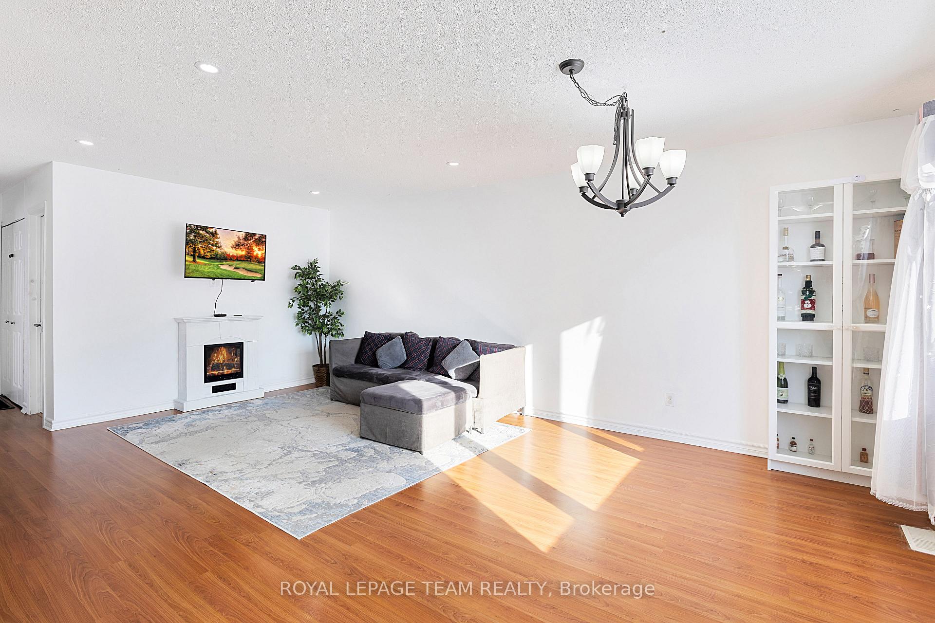 Photo 3 of 58 Binscarth Crescent, Ottawa, Kanata - Glencairn/Hazeldean — HOMEH