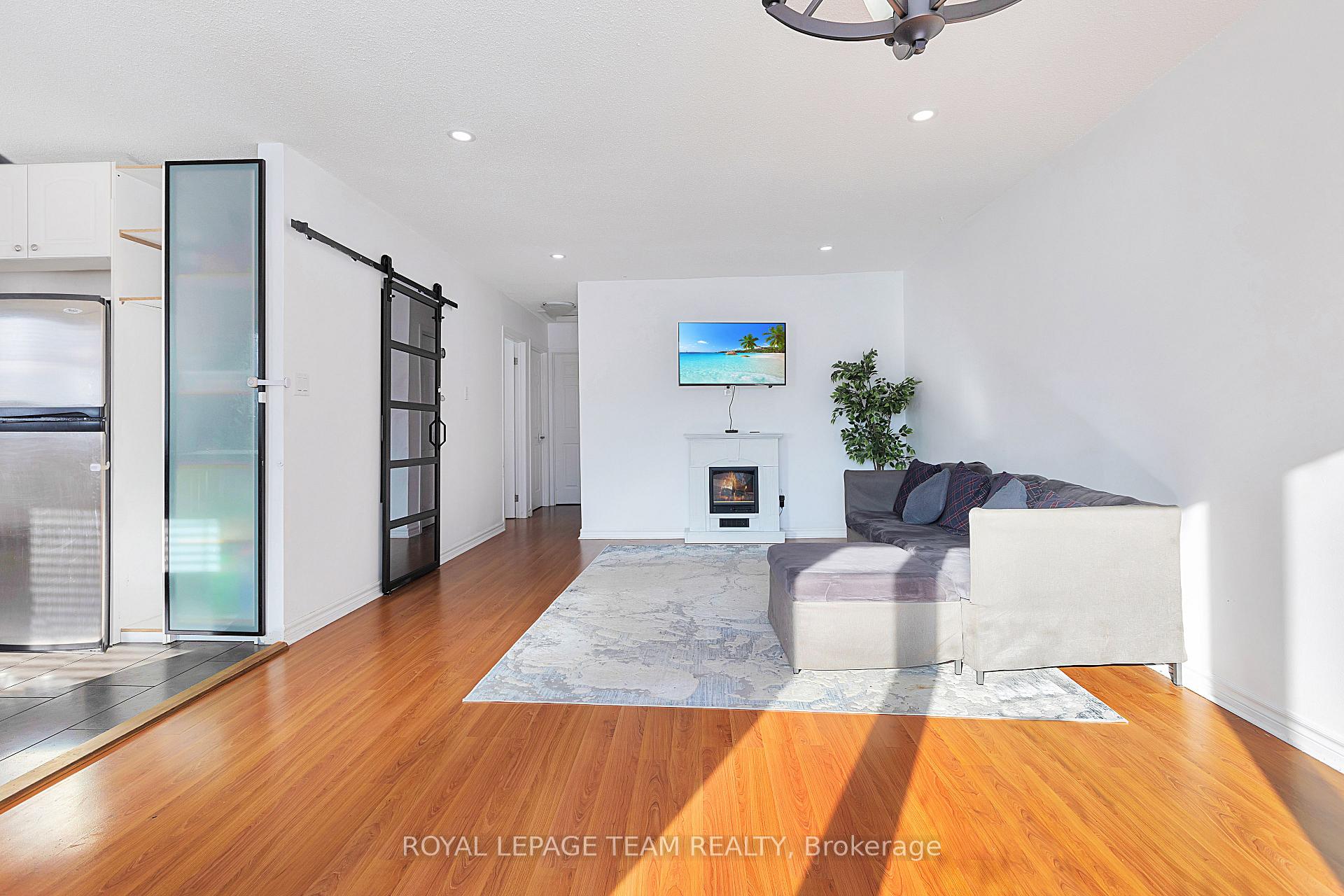 Photo 4 of 58 Binscarth Crescent, Ottawa, Kanata - Glencairn/Hazeldean — HOMEH
