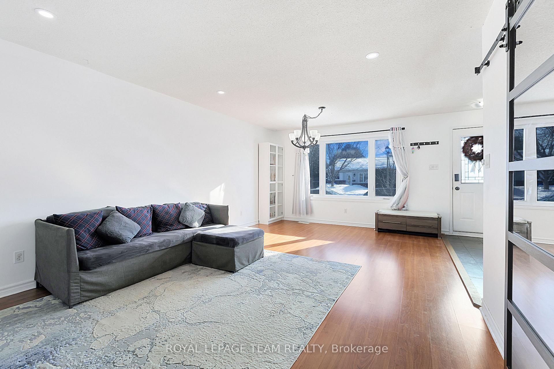 Photo 5 of 58 Binscarth Crescent, Ottawa, Kanata - Glencairn/Hazeldean — HOMEH
