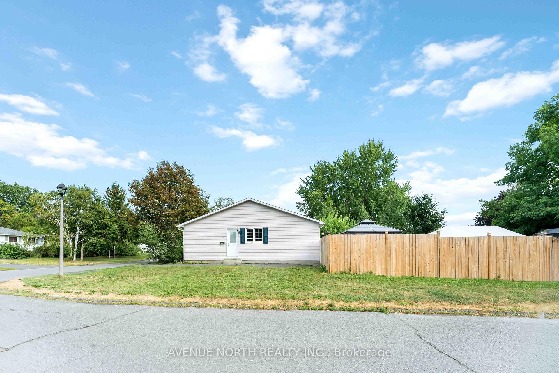 Photo 3 of 39 Ballantrae Way, Ottawa, Kanata - Glencairn/Hazeldean — HOMEH
